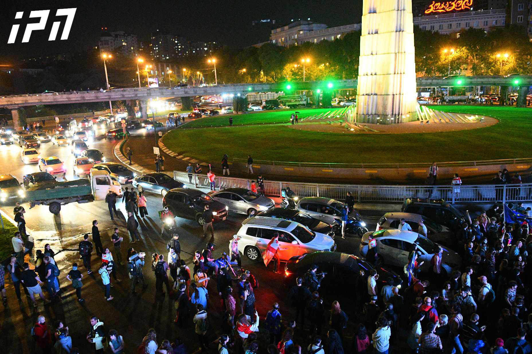 აქციის მონაწილეები გმირთა მოედანზე მყოფ მომიტინგეებს შეუერთდნენ - დემონსტრანტები სკანდირებენ -  "საქართველო",  "არა რუსულ კანონს!"