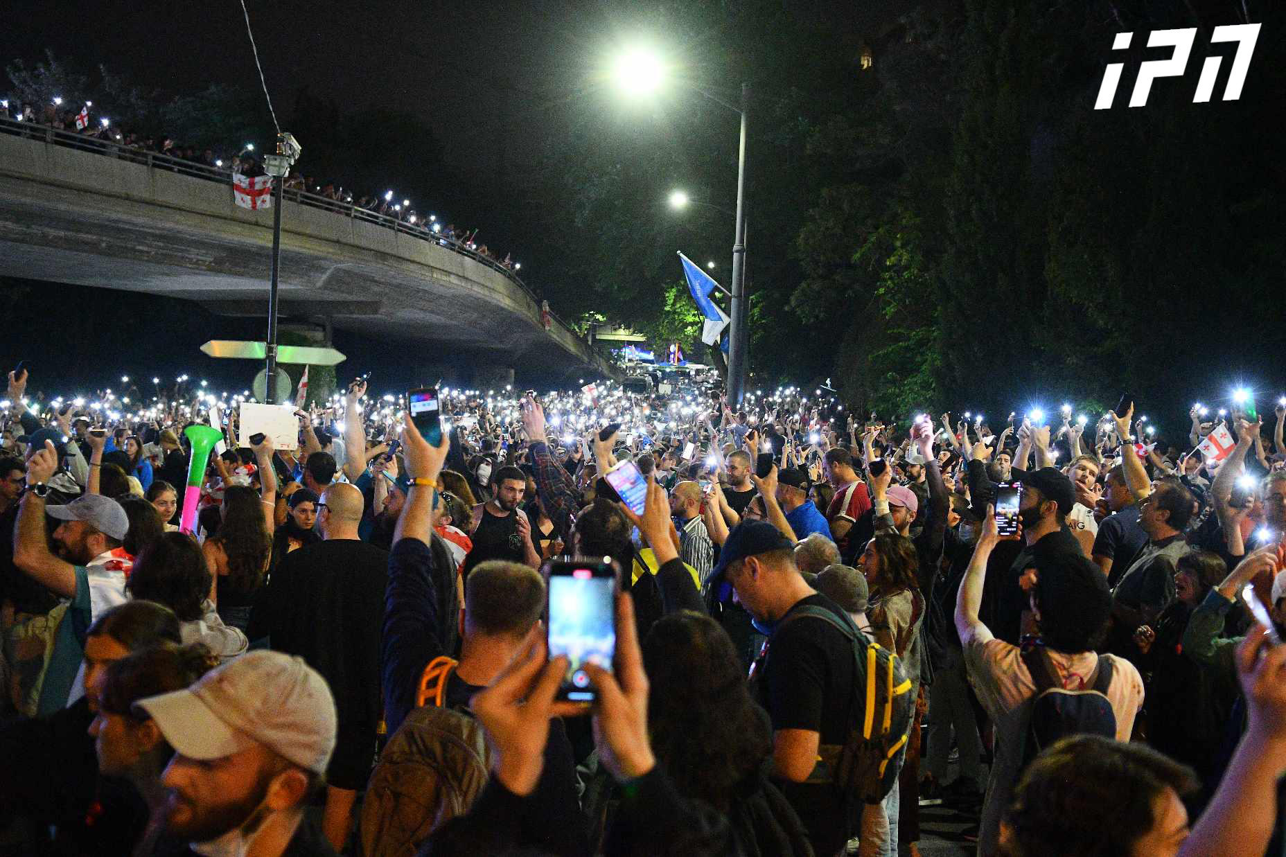 დემონსტრანტების ნაწილი გმირთა მოედნიდან მსვლელობით თამარ მეფის ხიდისკენ მიემართება, საიდანაც სანაპიროებზე ჩასვლას და მარცხენა სანაპიროს გადაკეტვას გეგმავს