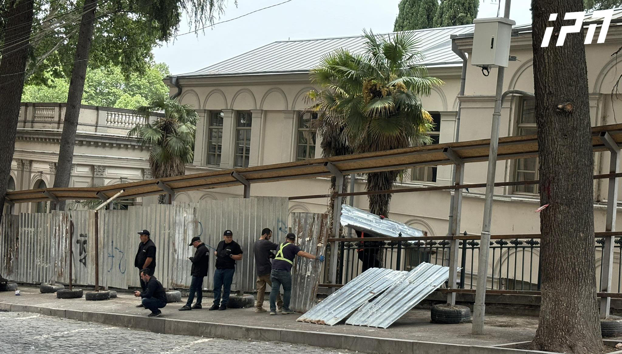 სახელმწიფო დაცვის სპეციალური სამსახურის ღობეს, რომელიც გუშინ დაზიანდა, ახლით ანაცვლებენ