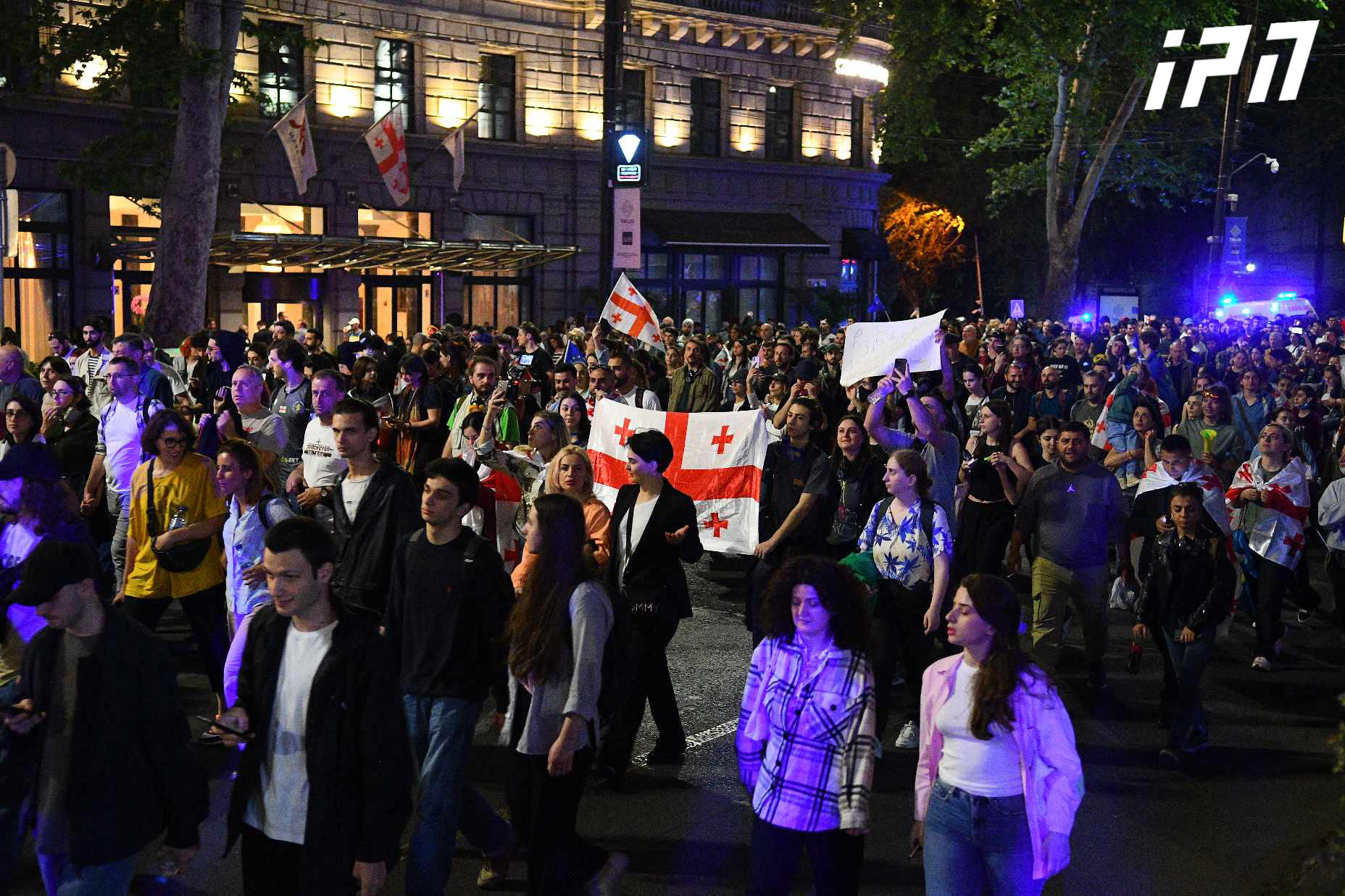 "უცხოური გავლენის გამჭვირვალობის შესახებ" კანონპროექტის მოწინააღმდეგეები რუსთაველის გამზირიდან მსვლელობით გმირთა მოედნისკენ მიემართებიან