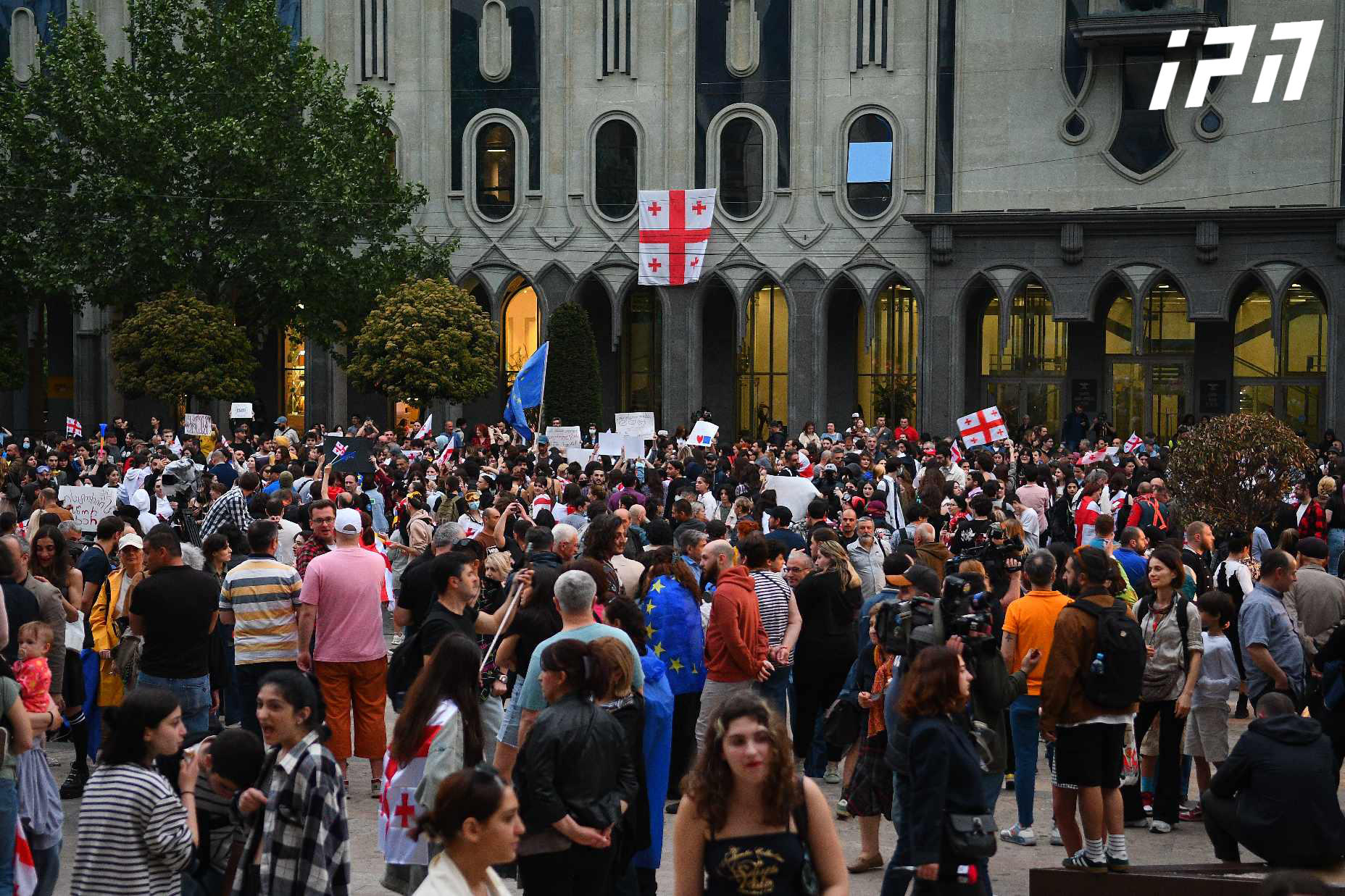 პარლამენტთან აქციის მონაწილეები იკრიბებიან