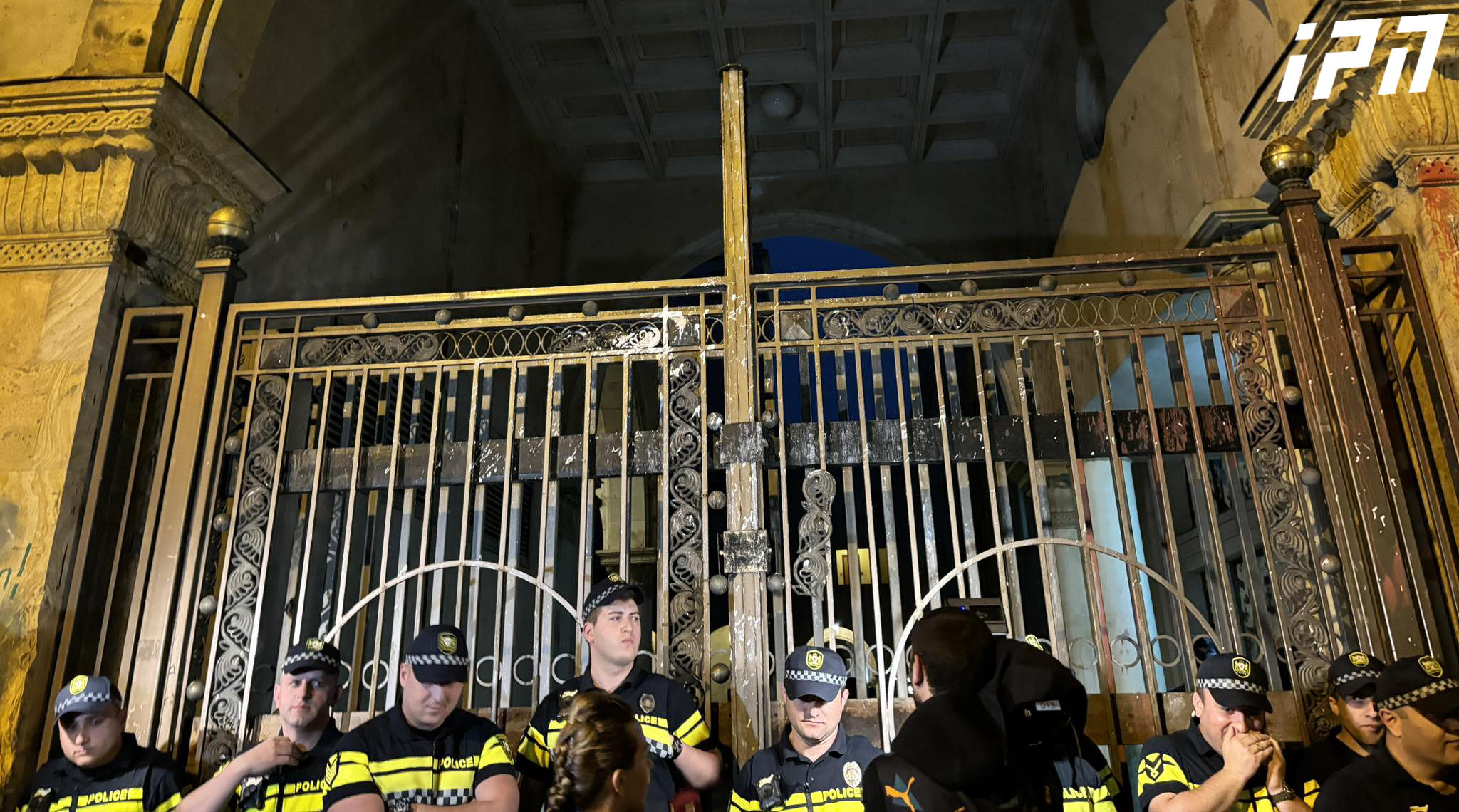 პარლამენტის გვერდითა შესასვლელებთან არსებულ ჭიშკრებს ბოქლომი დაადეს