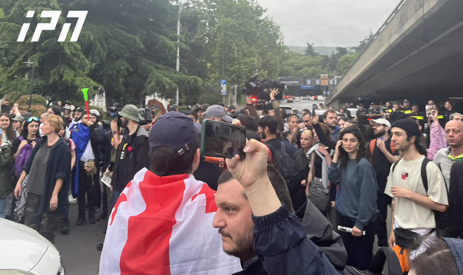 აქტივისტები გმირთა მოედანზე „უცხოური გავლენის გამჭვირვალობის შესახებ“ კანონპროექტის წინააღმდეგ აქციას - „პიკეტირება - ხმაური თავისუფლებისთვის!“ მართავენ