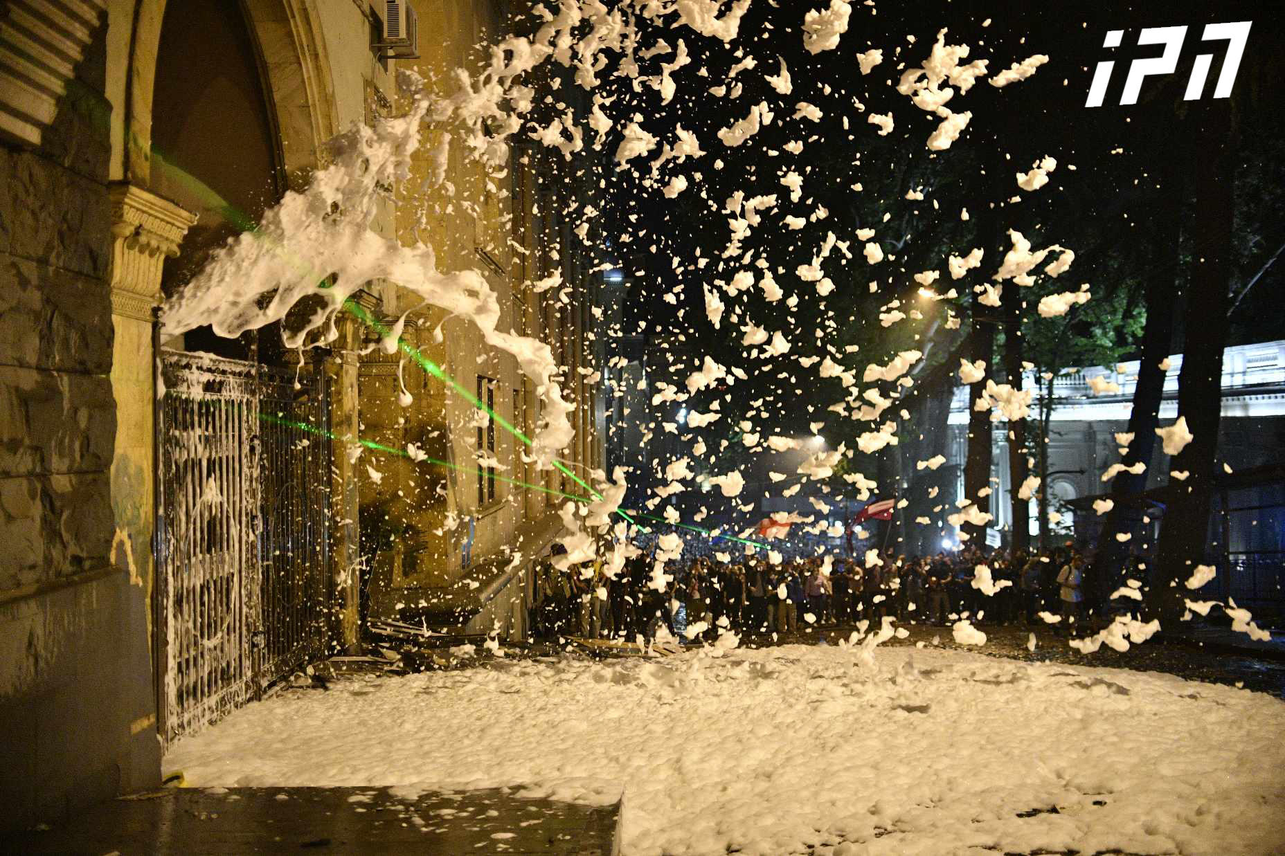 ჩიტაძის ქუჩაზე, სამართალდამცველებმა აქციის მონაწილეების მიერ დანთებული ცეცხლის ჩასაქრობად  ქაფი გამოიყენეს