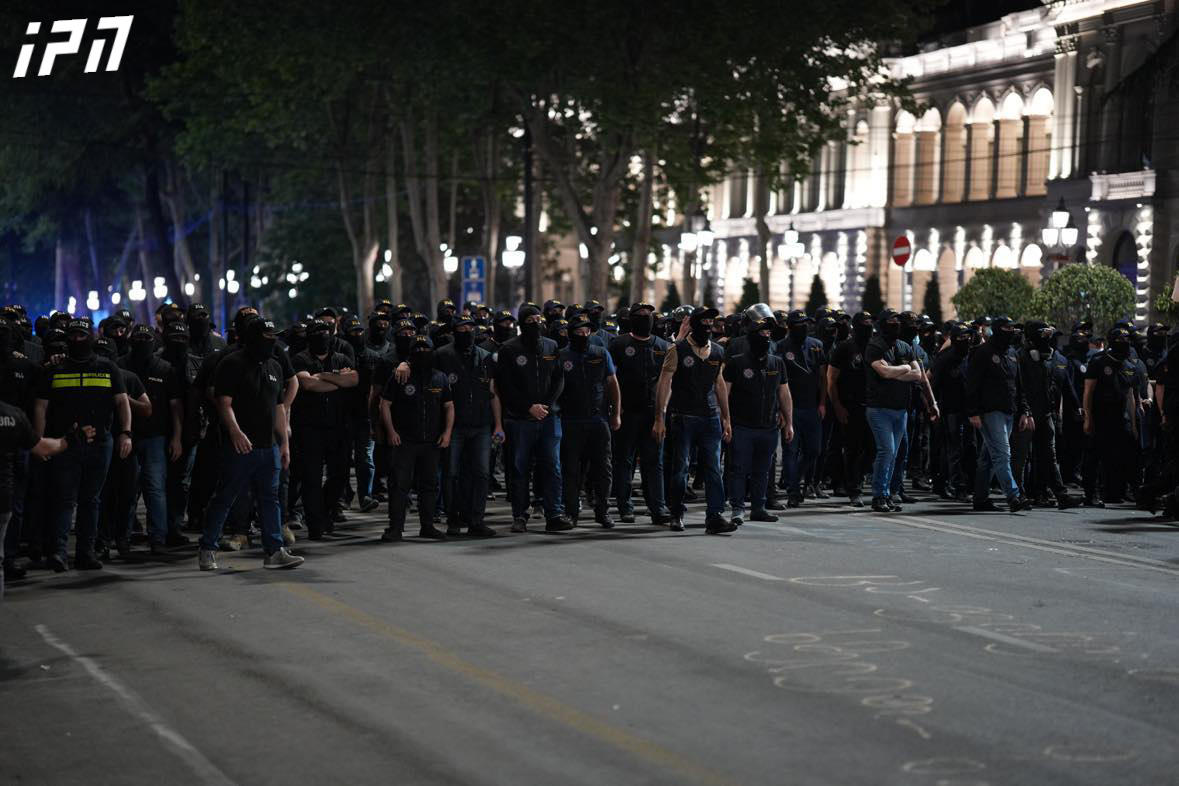პარლამენტის მთელ პერიმეტრზე საპოლიციო ძალები განლაგდნენ