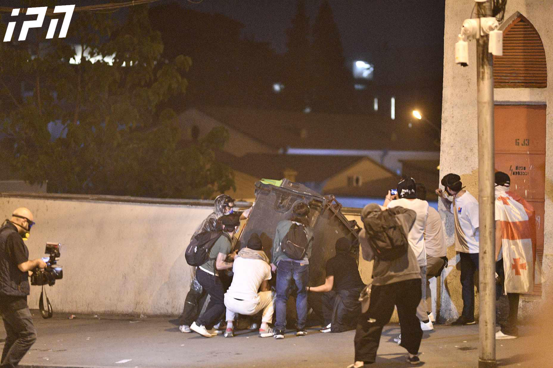 აქციის მონაწილეებმა სდსს-ის ეზოში ნაგვის ურნა გადააგდეს, იქიდან კი ბოთლები და სხვა ნივთები ისროლეს - პარლამენტთან პერიოდულად ისევ უშვებენ წყლის ჭავლს და მხუთავ აირს