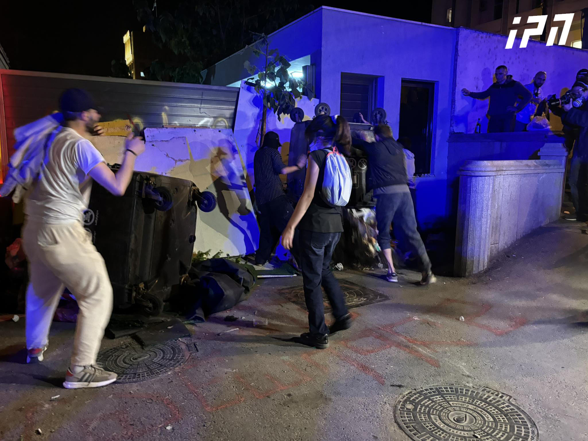 ჩიტაძის ქუჩაზე აქციის მონაწილეები ნაგვის ურნების გამოყენებით ბარიკადებს აწყობენ - სპეცრაზმი ტერიტორიაზე პერიოდულად ცრემლსადენ გაზს იყენებს