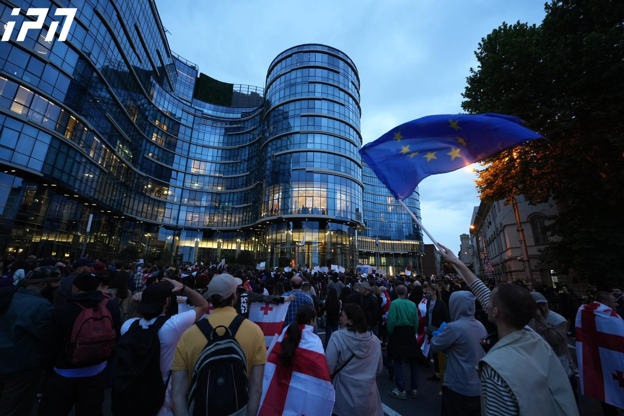 სასტუმრო „პარაგრაფთან“ „უცხოური გავლენის გამჭვირვალობის შესახებ“ კანონპროექტის მოწინააღმდეგეების აქციაზე ერთი პირი დააკავეს