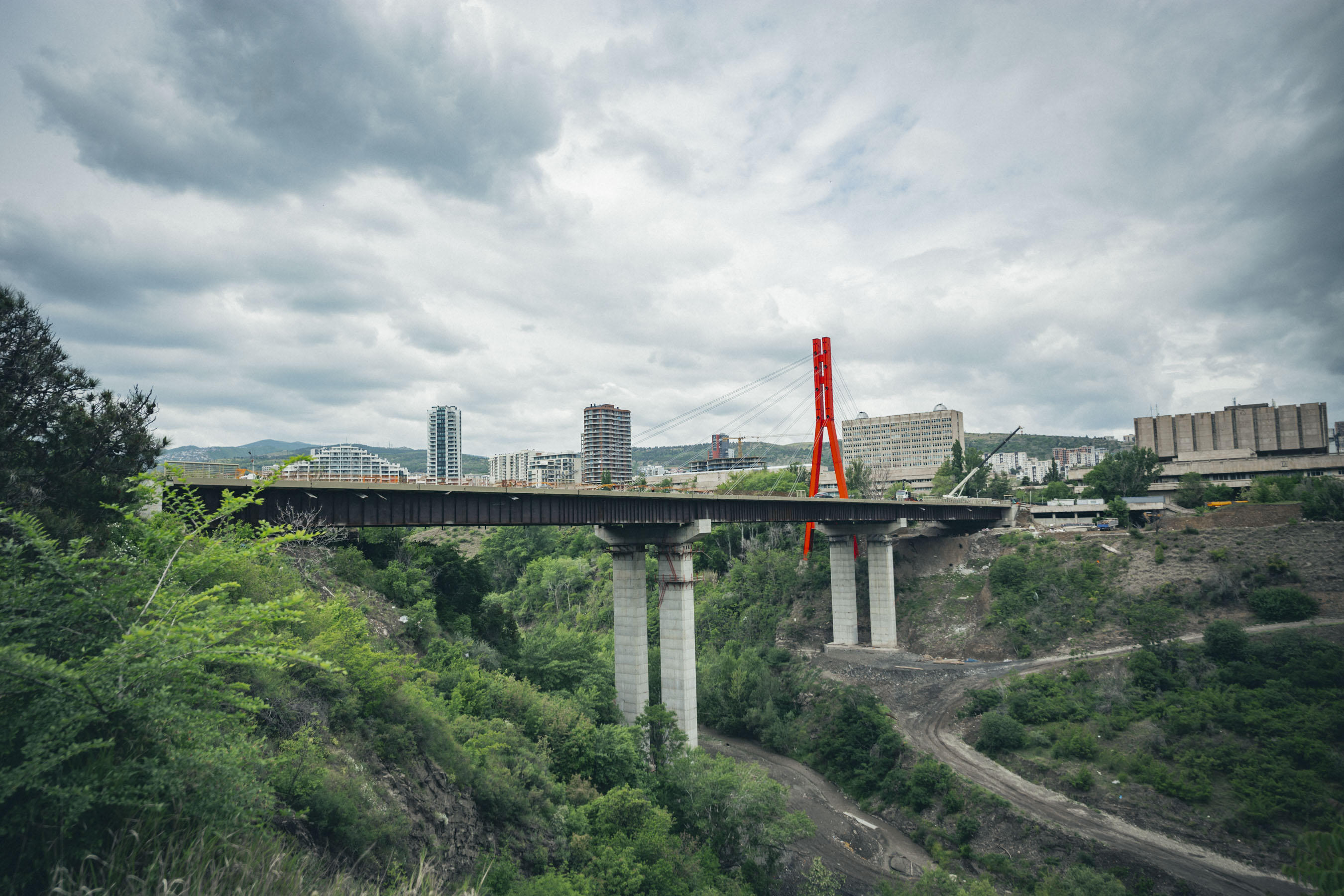 ბაგების დასახლებისა და უნივერსიტეტის ქუჩის დამაკავშირებელი საავტომობილო ხიდის მშენებლობა სრულდება