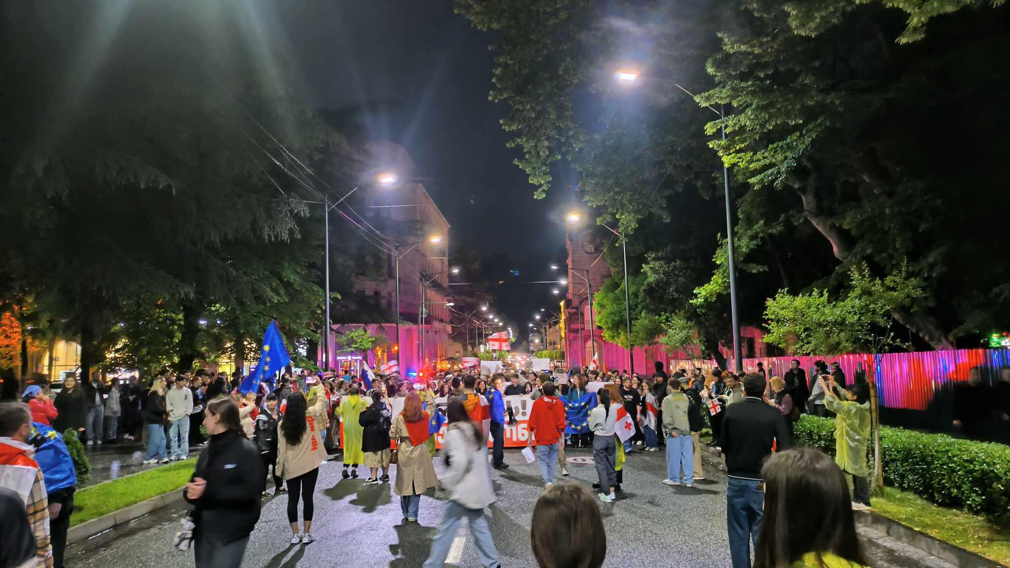 „კი ევროპას, არა რუსულ კანონს“ - ამ ლოზუნგით ქუთაისში აქცია-მსვლელობა მიმდინარეობს