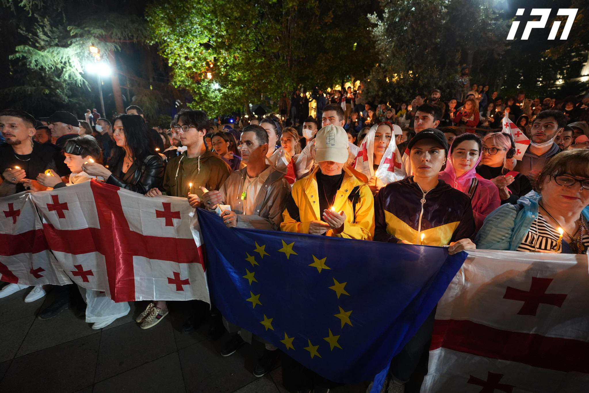 სტუდენტებმა ქაშვეთის ეკლესიაში და ეკლესიის ეზოში სანთლები აანთეს
