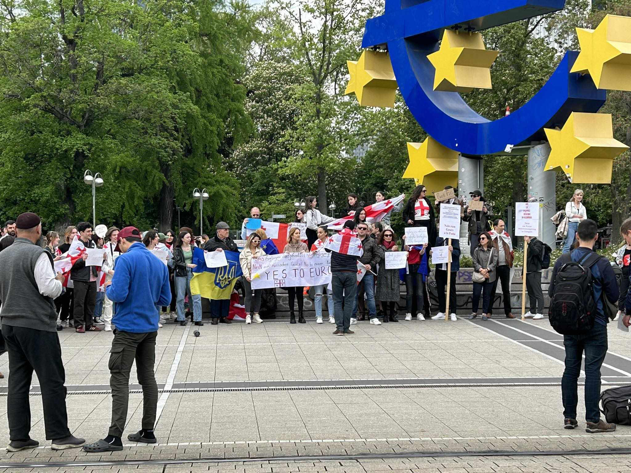 „არა რუსულ კანონს“ - ამ მოწოდებით გერმანიაში მცხოვრები ქართველები ფრანკფურტში აქციას მართავენ