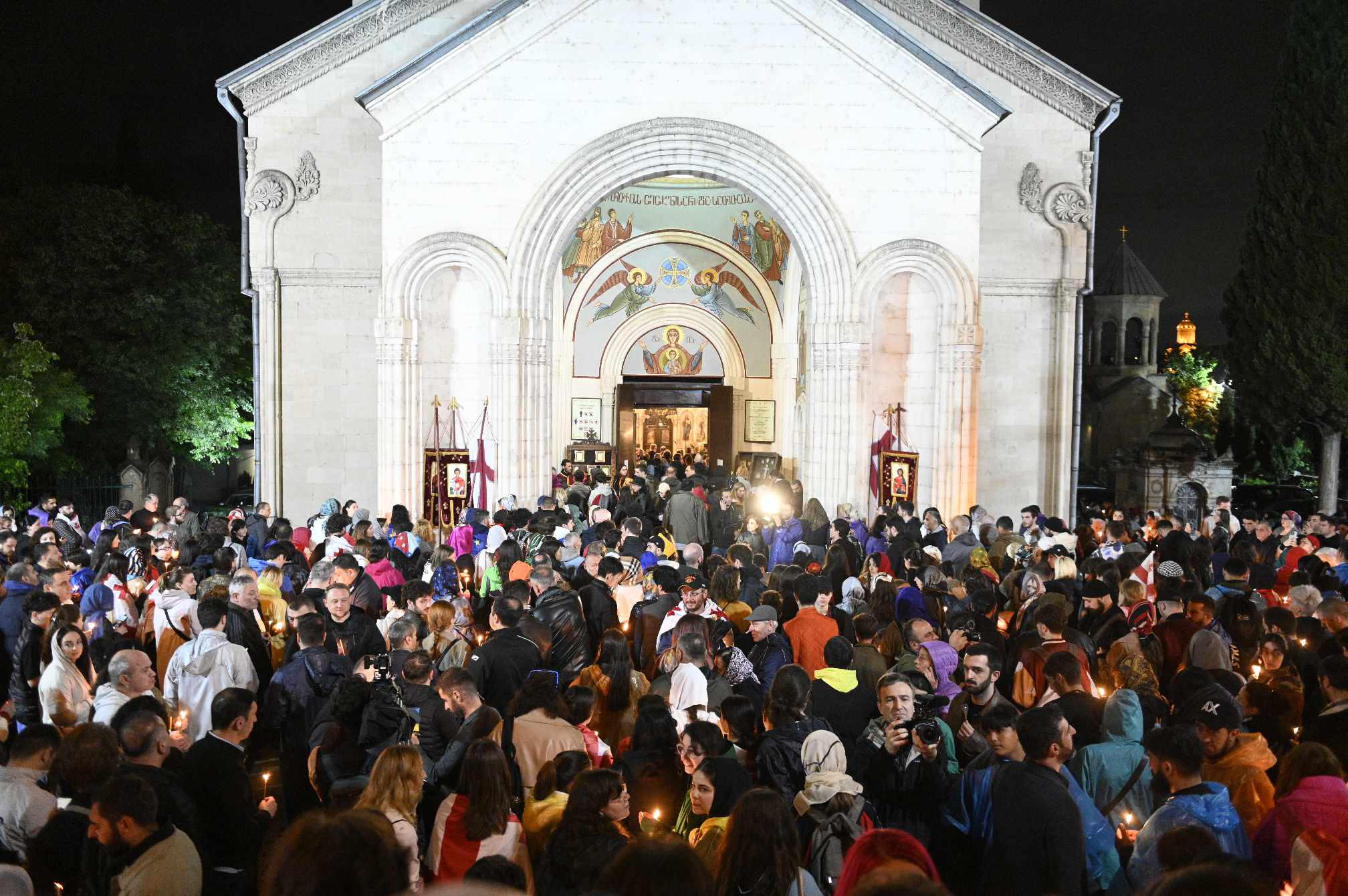 პარლამენტის მიმდებარე ტერიტორიიდან აქციის მონაწილეებმა ქაშვეთის ტაძართან გადაინაცვლეს