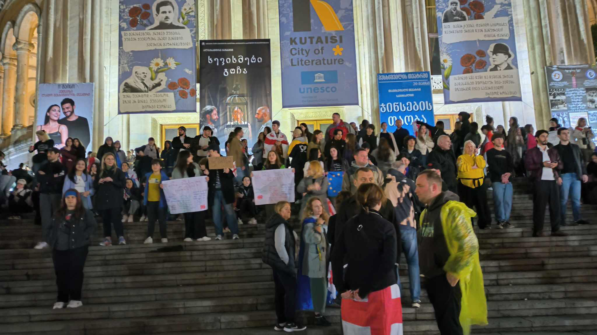 ქუთაისში, „უცხოური გავლენის გამჭვირვალობის შესახებ" კანონპროექტის წინააღმდეგ აქცია  მიმდინარეობს