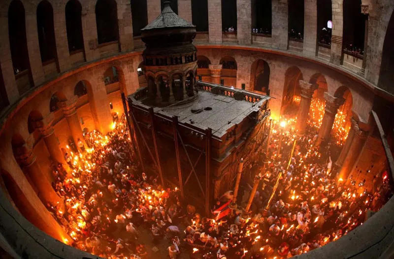 იერუსალიმში, მაცხოვრის საფლავზე წმინდა ცეცხლი გადმოვიდა