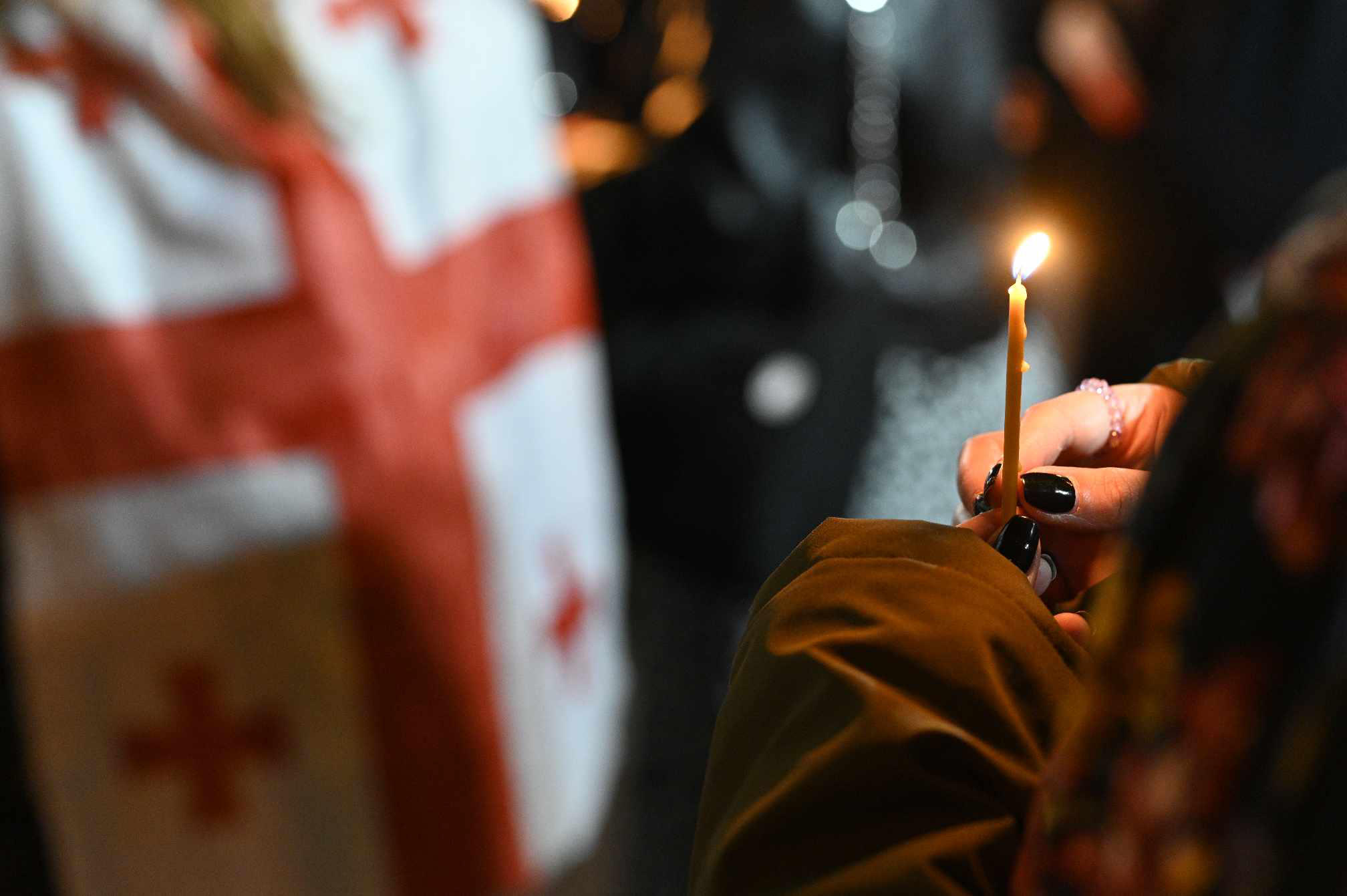 აქციის მონაწილეები აღდგომის ღამეს სანთლებით, პასკებითა და წითელი კვერცხებით რუსთაველის გამზირზე შეხვდნენ