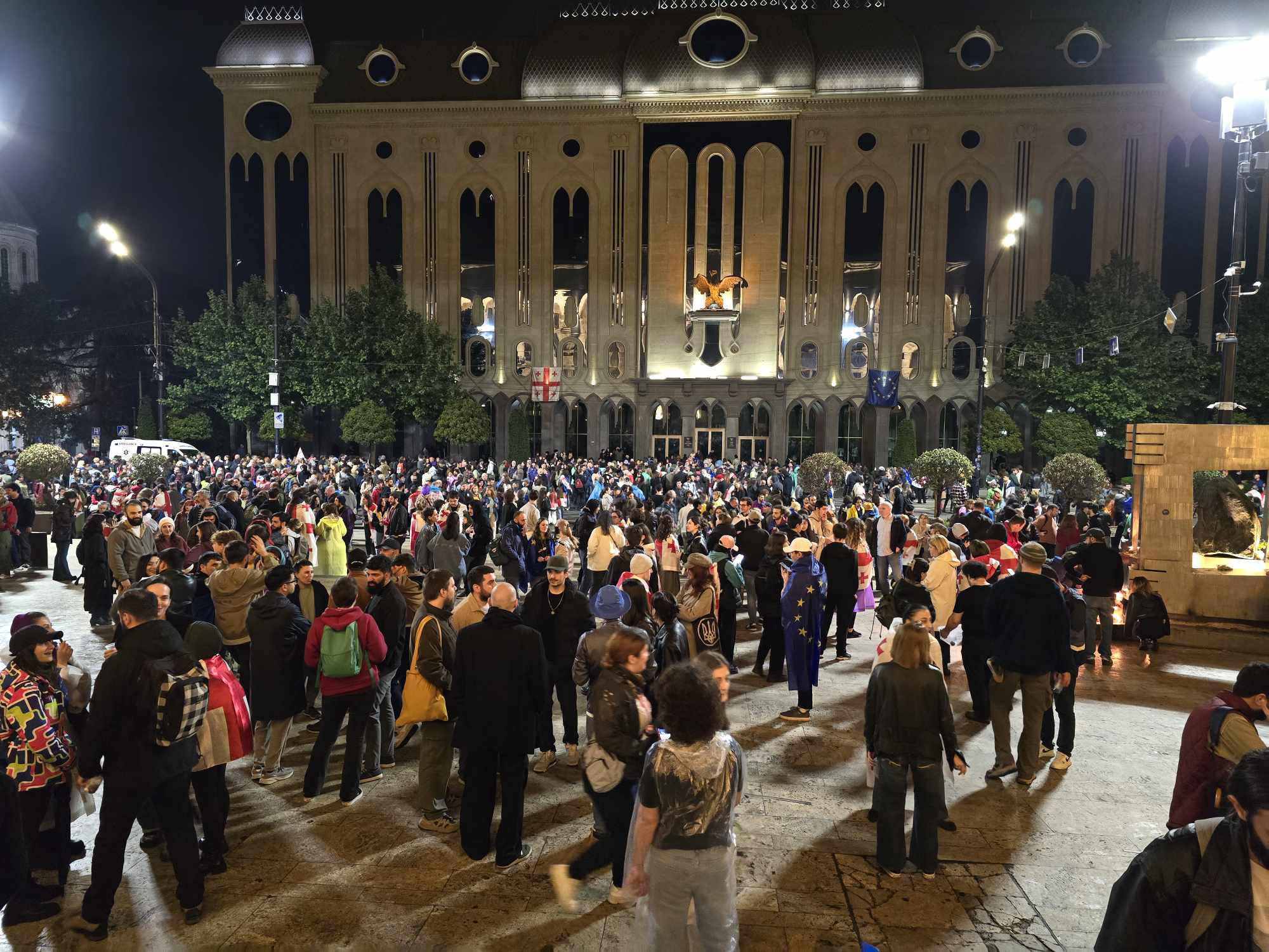 პარლამენტთან „უცხოური გავლენის გამჭვირვალობის შესახებ” კანონპროექტის მოწინააღმდეგე მოქალაქეები იკრიბებიან, რომლებიც შემდგომ ქაშვეთის ტაძართან გადაინაცვლებენ