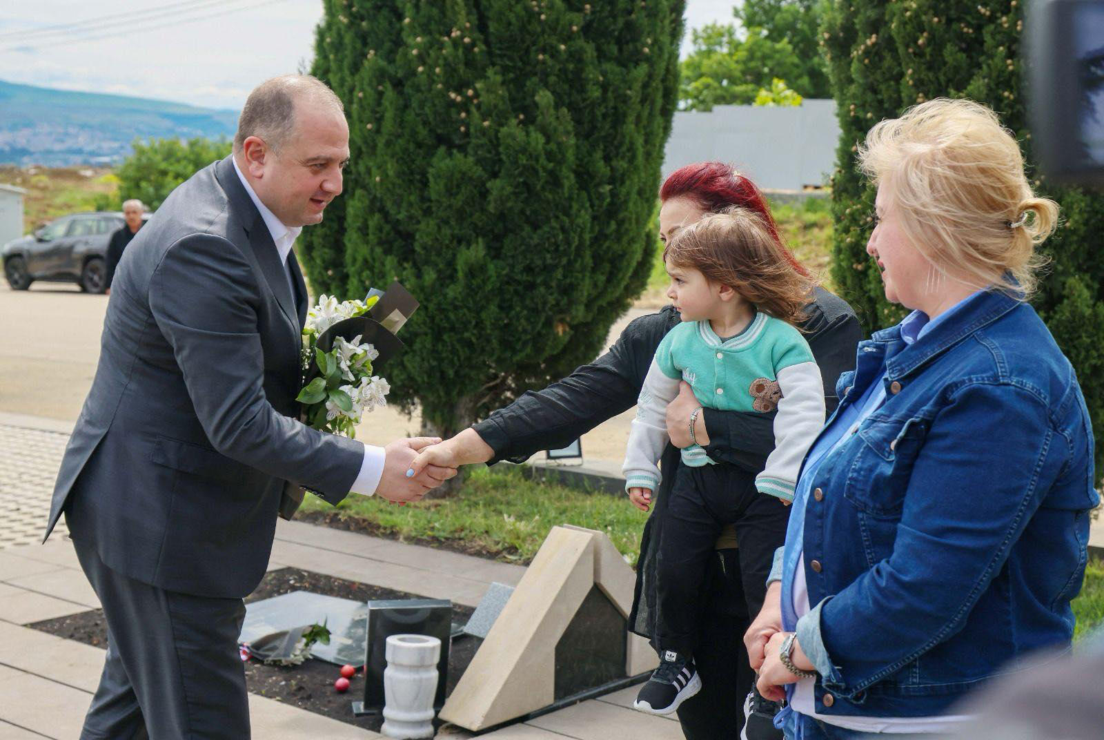 ირაკლი ჩიქოვანმა დაღუპული გმირების ხსოვნას პატივი მიაგო