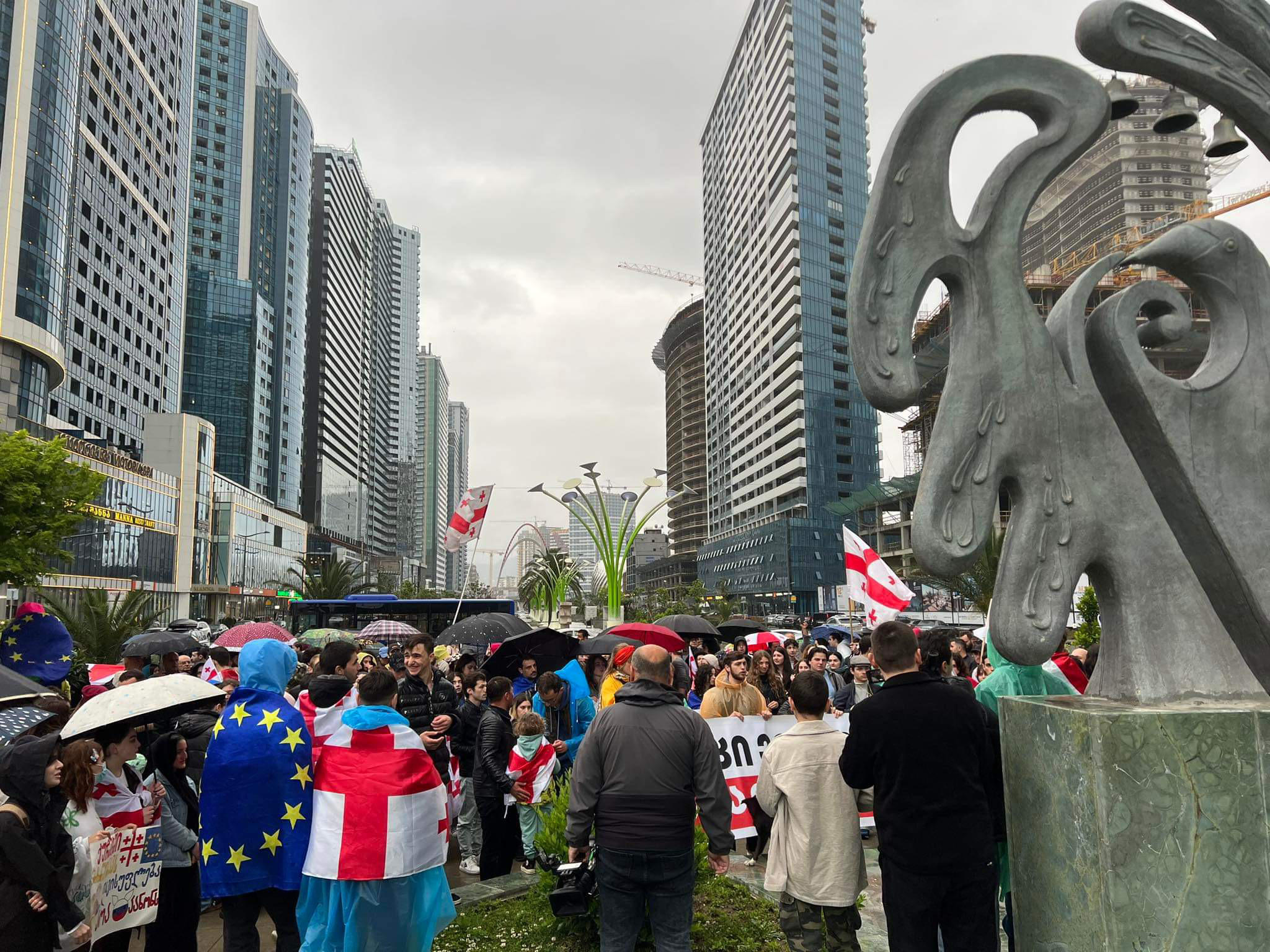 ბათუმში, სტუდენტებმა მემორიალთან გმირებს პატივი მიაგეს