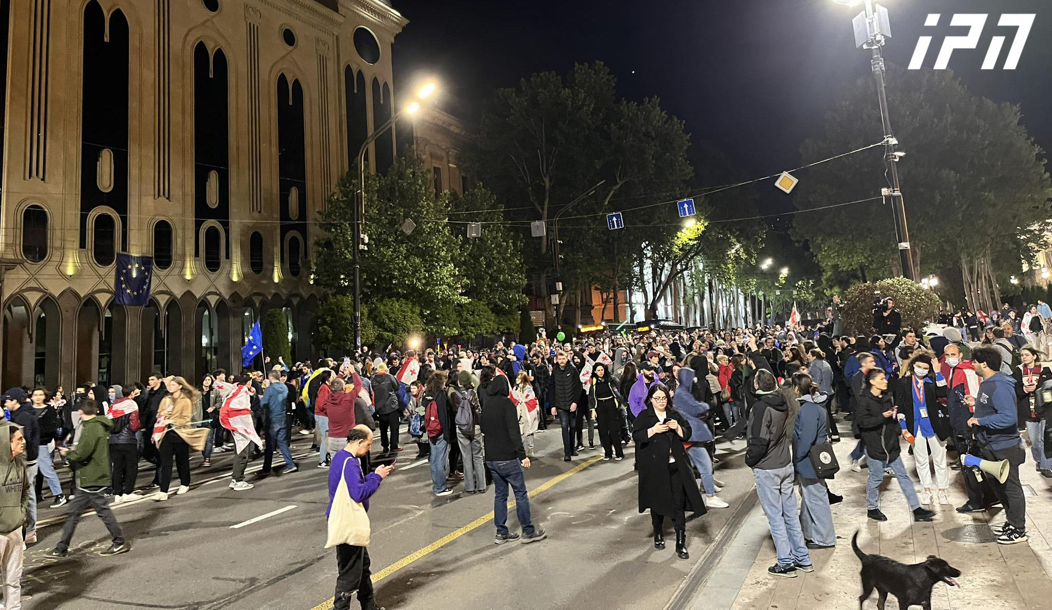 “უცხოური გავლენის გამჭვირვალობის შესახებ” კანონპროექტის მოწინააღმდეგეები პარლამენტთან დაბრუნდნენ - რუსთაველის გამზირზე საავტომობილო მოძრაობა კვლავ შეზღუდულია