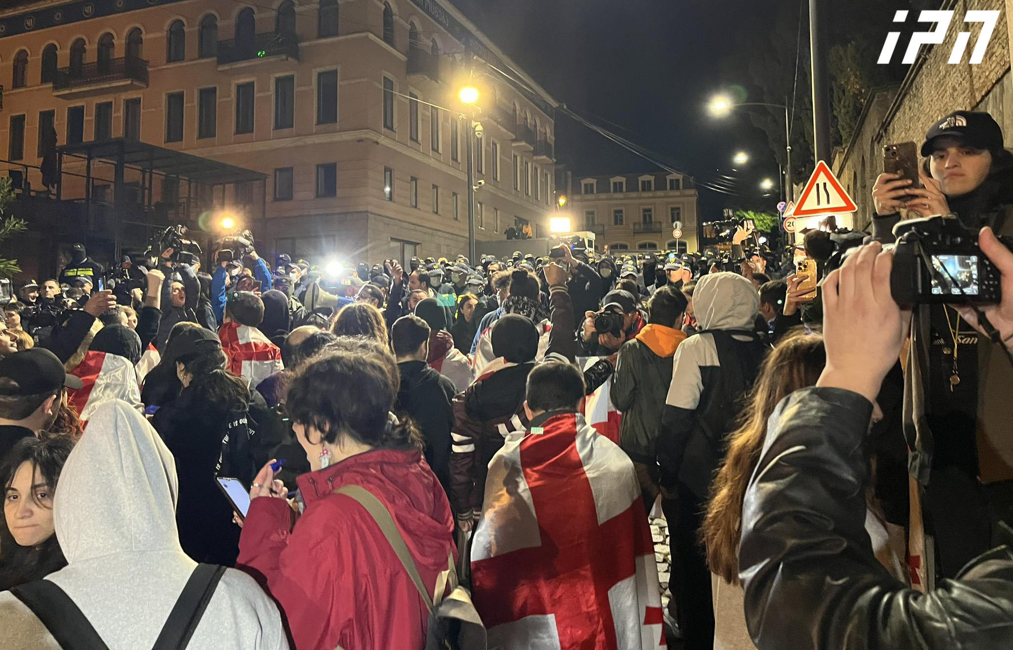 აქციის მონაწილეები “ქართული ოცნების” ოფისთან მივიდნენ - ადგილზე მომიტინგეებს პოლიციის კორდონი დახვდათ