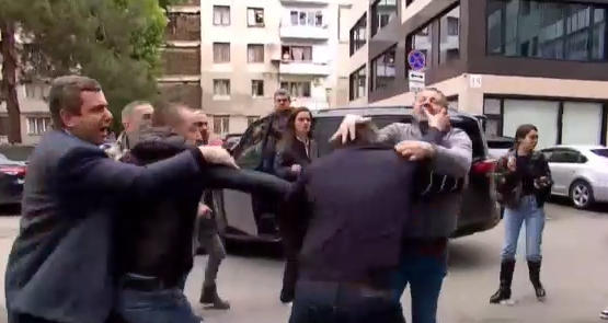 შვედეთის საელჩოსთან  IDFI-ის დირექტორსა და „ფორმულას“ გადამღებ ჯგუფს თავს დაესხნენ