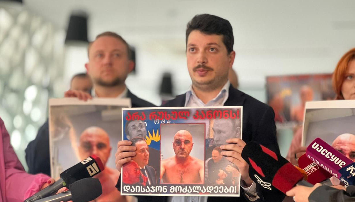 ადვოკატი - ლევან ხაბეიშვილზე უმოწყალოდ ძალადობდნენ 20 წუთის განმავლობაში - დუმს პროკურატურა, მთავარი პროკურორი, კაციტაძის უწყება, მათ კანონი ავალდებულებს, რომ აღნიშნული დანაშაული გამოიძიონ