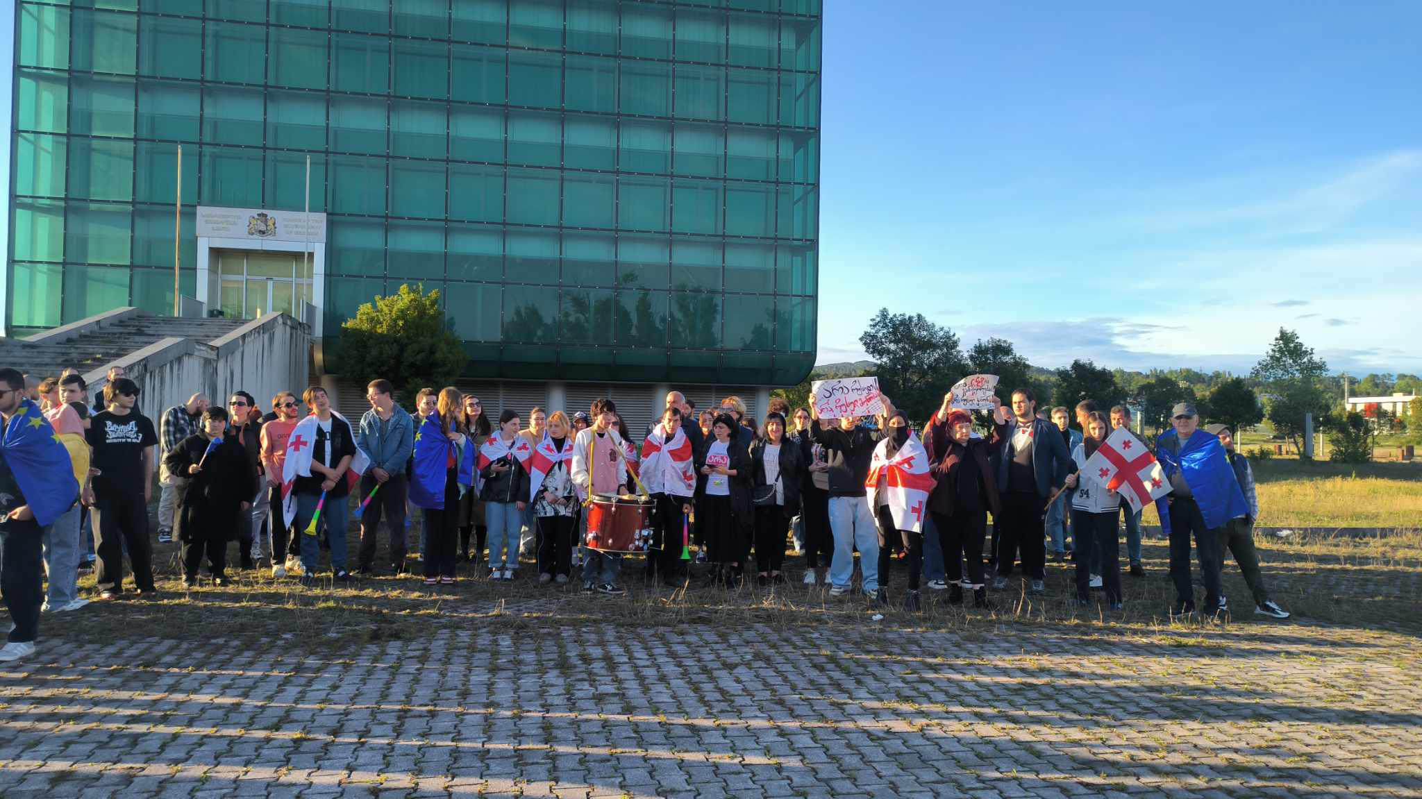 ქუთაისში, “უცხოური გავლენის გამჭვირვალობის შესახებ“ კანონპროექტის მოწინააღმდეგეები პარლამენტის ყოფილ შენობასთან შეიკრიბნენ