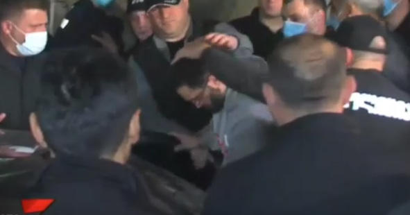 პოლიციელებმა ბლოგერი უჩა აბაშიძე  დააკავეს