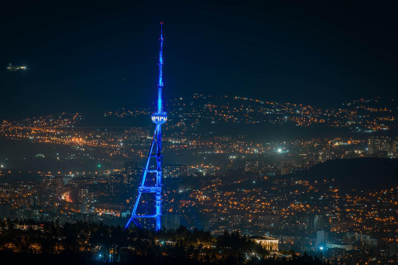 თბილისის ანძა და „მშვიდობის ხიდი” ევროკავშირის დროშის ფერებში განათდა