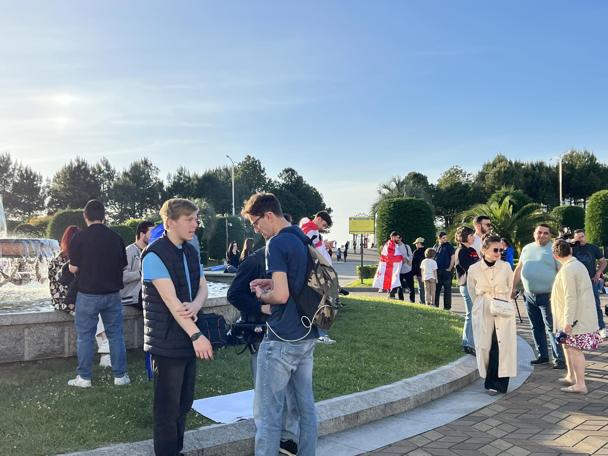 ბათუმში აქციაზე “კი ევროპას, არა რუსულ კანონს” სტუდენტები იკრიბებიან