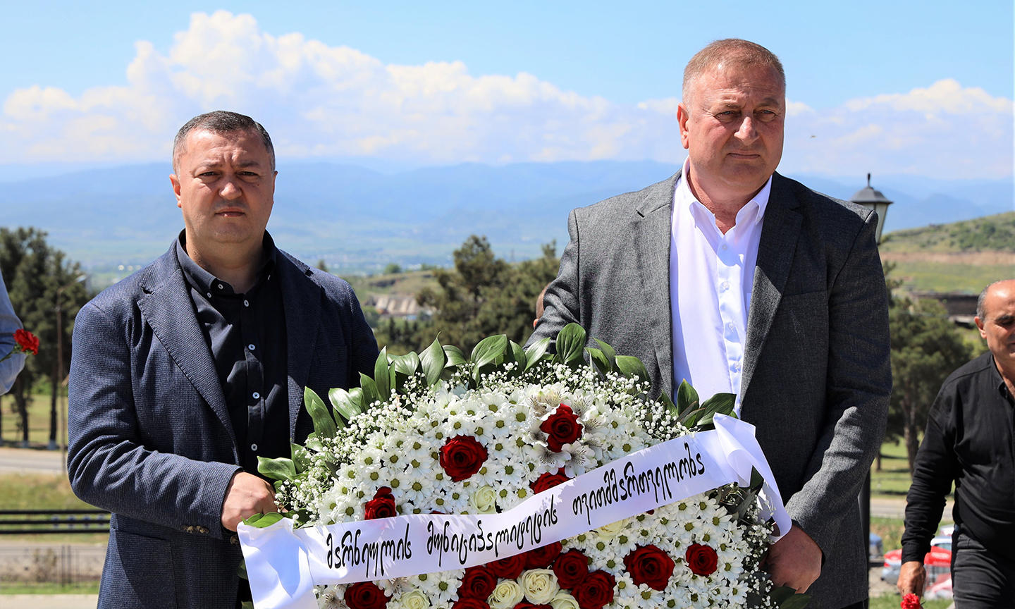 მარნეულის მუნიციპალიტეტის ხელმძღვანელმა პირებმა, ფაშიზმზე გამარჯვების 79-ე წლისთავთან დაკავშირებით 9 მაისის მემორიალი გვირგვინით შეამკეს