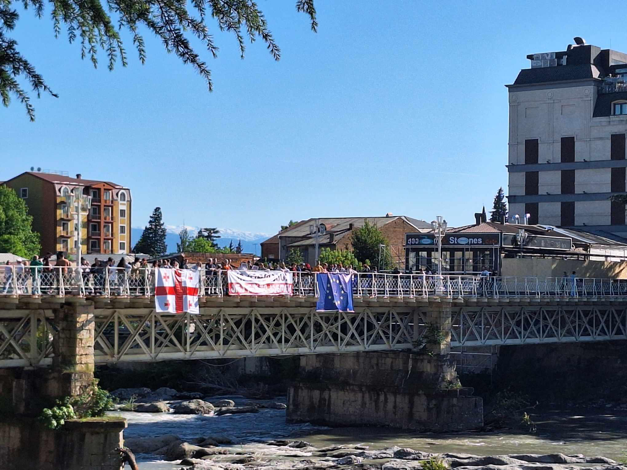 ქუთაისში, თეთრ ხიდზე საქართველოსა და ევროკავშირის დროშები გადმოფინეს