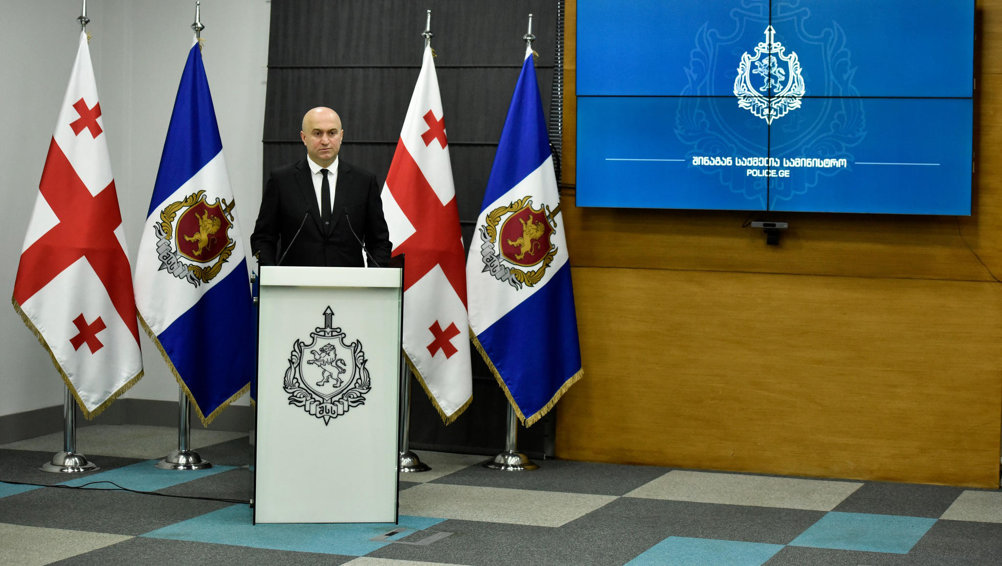 პარლამენტთან აქციაზე პოლიციელზე თავდასხმისა და ნივთის დაზიანების ბრალდებით 6 პირი დააკავეს