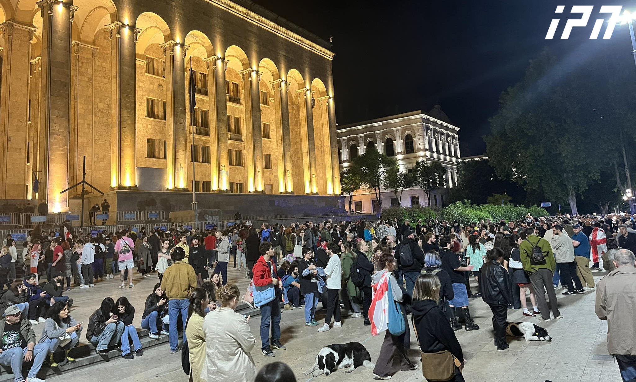 აქციის მონაწილეებმა, რომლებიც დაკავებული ბლოგერის, უჩა აბაშიძის სახლთან იმყოფებოდნენ, მსვლელობით პარლამენტთან გადაინაცვლეს