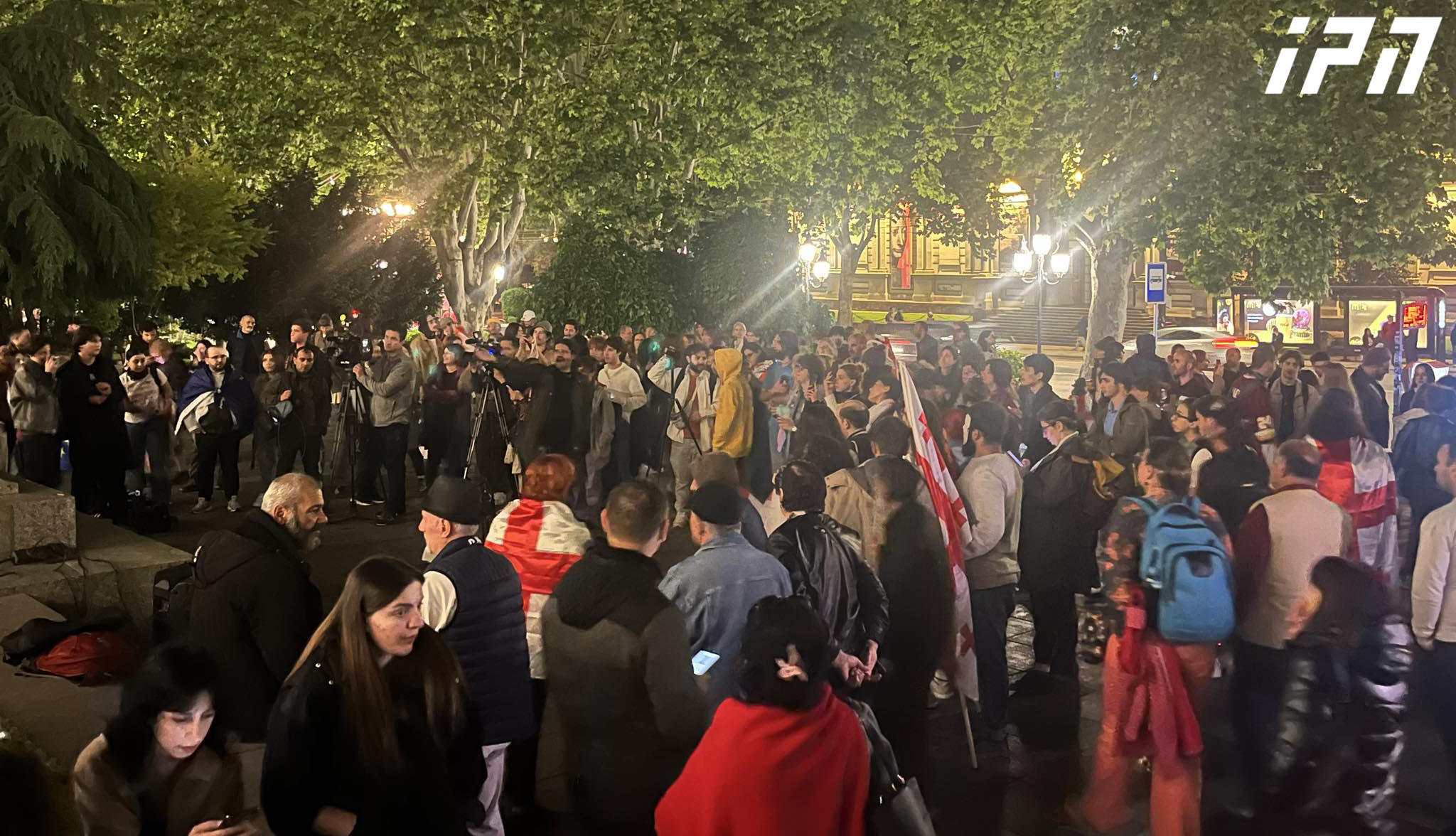 რუსთაველის გამზირზე, პირველი გიმნაზიის წინ „უცხოური გავლენის გამჭვირვალობის შესახებ" კანონპროექტის მოწინააღმდეგეთა აქცია-პერფორმანსი მიმდინარეობს