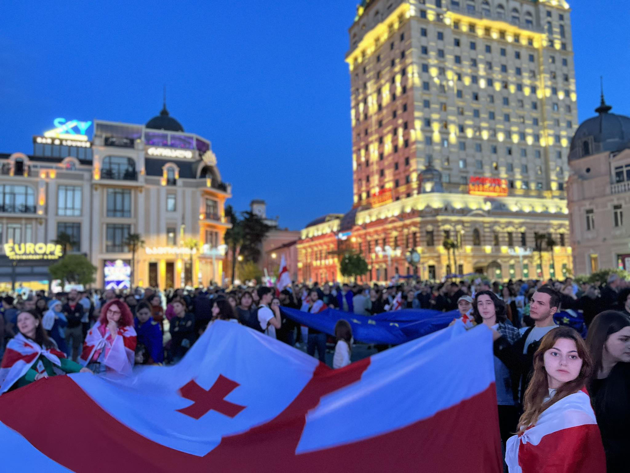 „არა რუსულ კანონს“, - ამ შეძახილებით ბათუმის ქუჩებში აქცია-მსვლელობა მიმდინარეობს