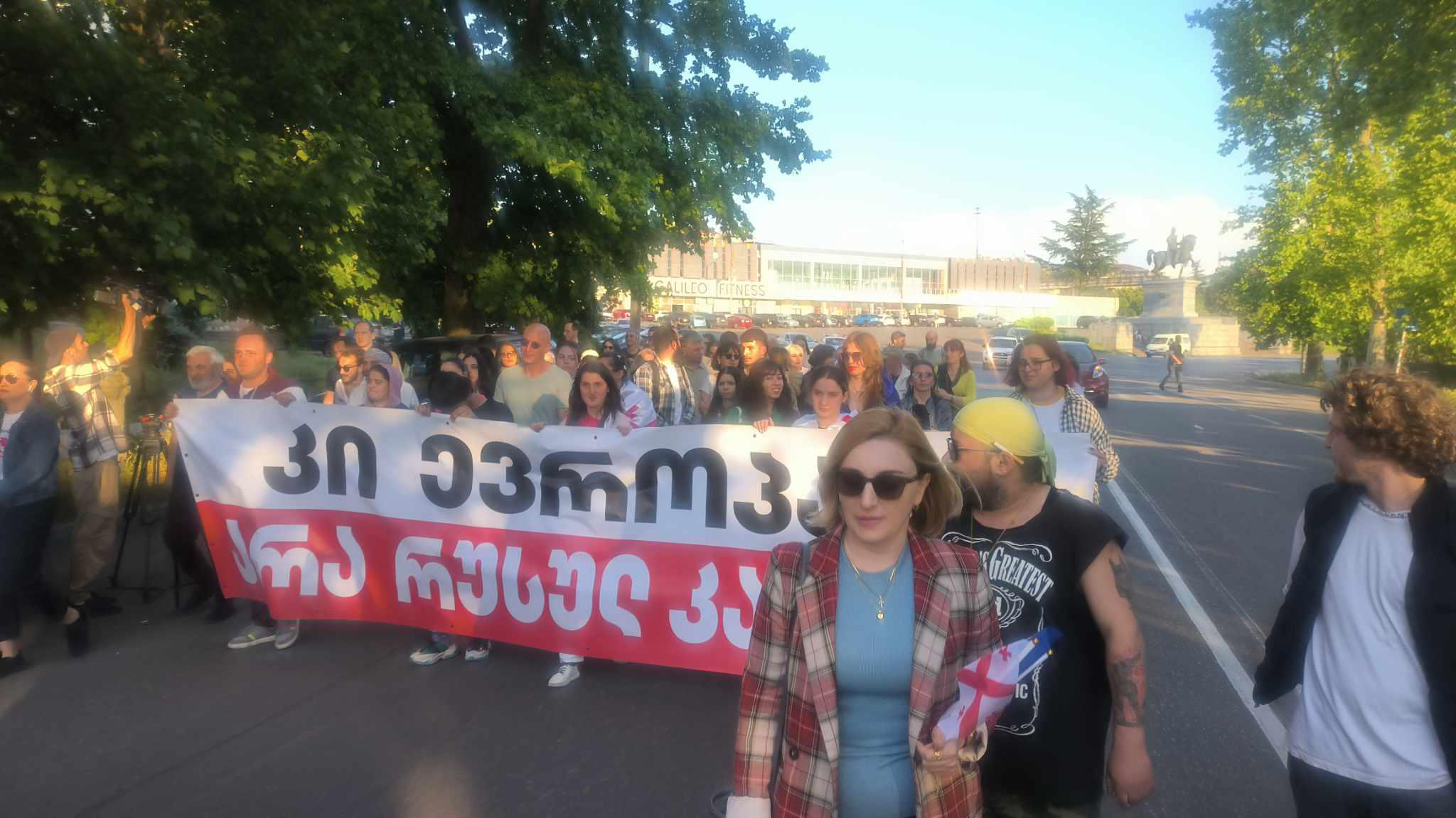 ქუთაისში „უცხოური გავლენის გამჭვირვალობის შესახებ“ კანონპროექტის მოწინააღმდეგეები მსვლელობას მართავენ