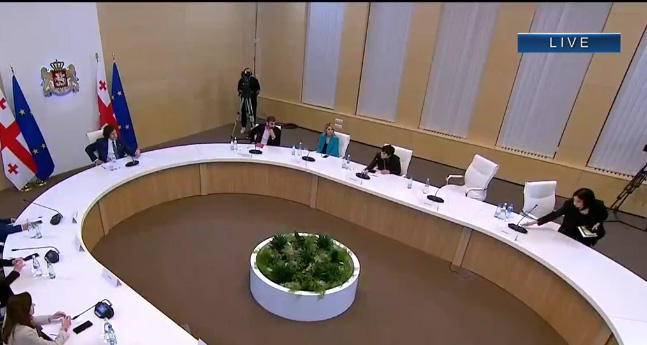 „ტვ პირველის“, „ფორმულას“ და „მთავარის“ ჟურნალისტებმა პრემიერ-მინისტრის თოქ-შოუების წამყვანებთან შეხვედრა, პრემიერის წარმდგენი სიტყვის დროს პროტესტის ნიშნად დროებით დატოვეს