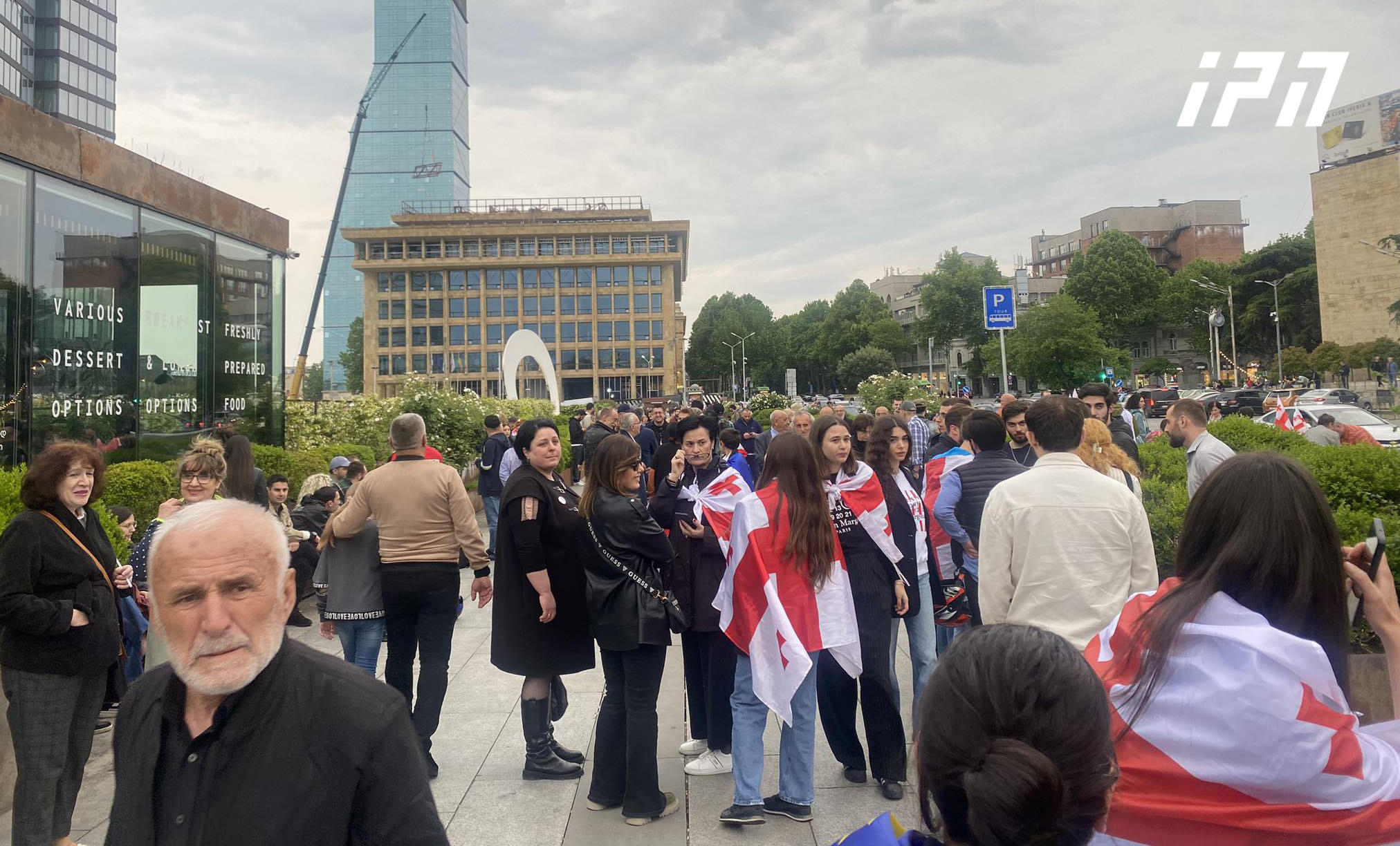 რესპუბლიკის მოედანზე, „უცხოური გავლენის გამჭვირვალობის შესახებ“  პროექტის გასაპროტესტებლად მოქალაქეები იკრიბებიან