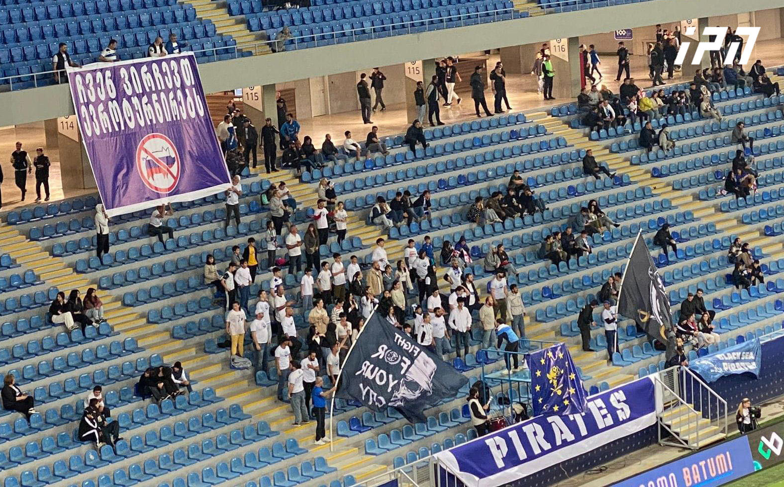 “ჩვენ ვირჩევთ ევროტურნირებს”, - აღნიშნული შინაარსის ბანერი ბათუმის "დინამოს" ფანკლუბის წევრებმა მატჩის დროს გაშალეს