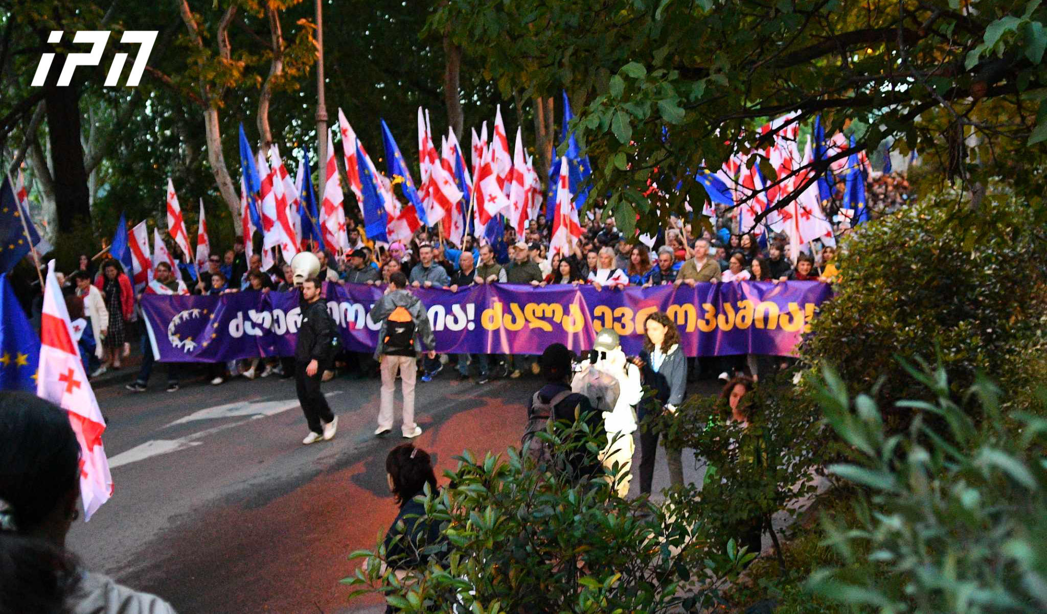 მარჯანიშვილის მოედნიდან წამოსულ „ევროპის მარშის“ მონაწილეებს მარჯვენა სანაპიროზე პროტესტის სხვა მონაწილეებიც შეუერთდებიან