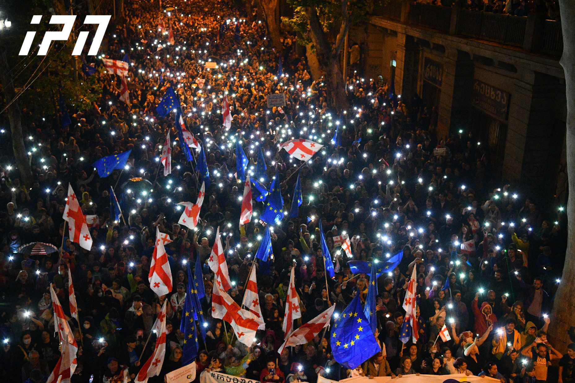 აქციის მონაწილეების ნაწილმა ევროპის მოედნიდან პარლამენტის შენობისკენ გადაინაცვლა