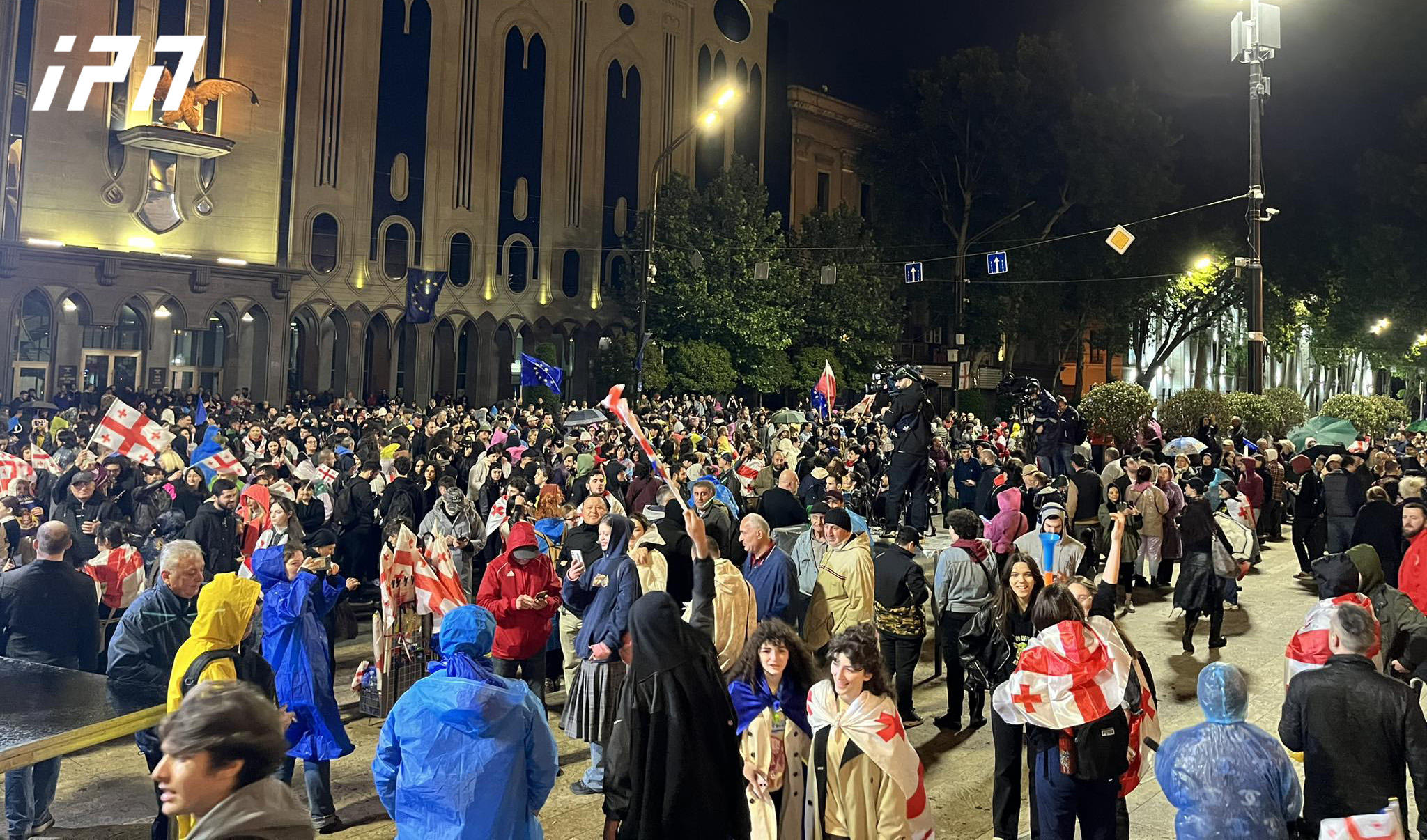 პარლამენტთან, სადაც აქცია ლოზუნგით - "გავათენოთ საქართველოსთვის" იწყება, საავტომობილო გზა გადაიკეტა