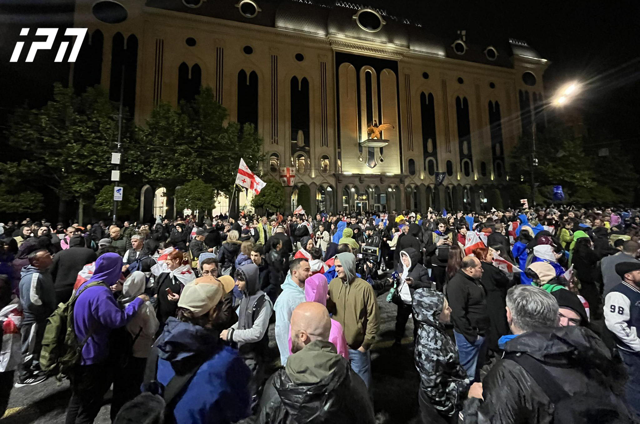 პარლამენტთან აქციაზე - "გავათენოთ საქართველოსთვის"  მოქალაქეები იკრიბებიან