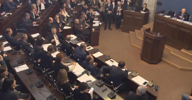 იურიდიულ საკითხთა კომიტეტზე, სადაც „უცხოური გავლენის გამჭვირვალობის შესახებ“ კანონპროექტზე პრეზიდენტის ვეტოს განხილვა მიმდინარეობს, ხმაური იყო