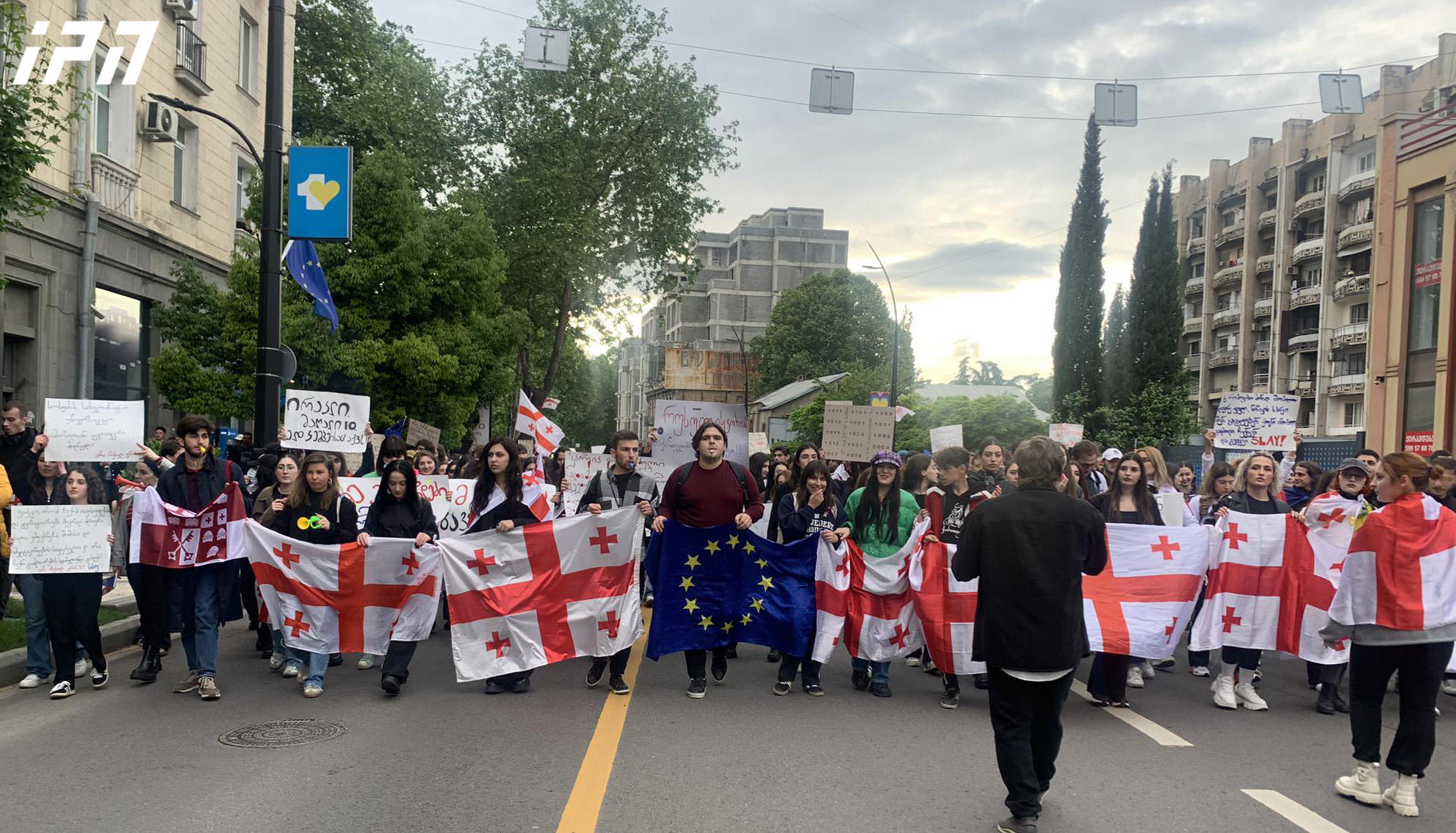 ილიას სახელმწიფო უნივერსიტეტისა და თსუ-ს სტუდენტები მსვლელობით პარლამენტის შენობისკენ მიემართებიან