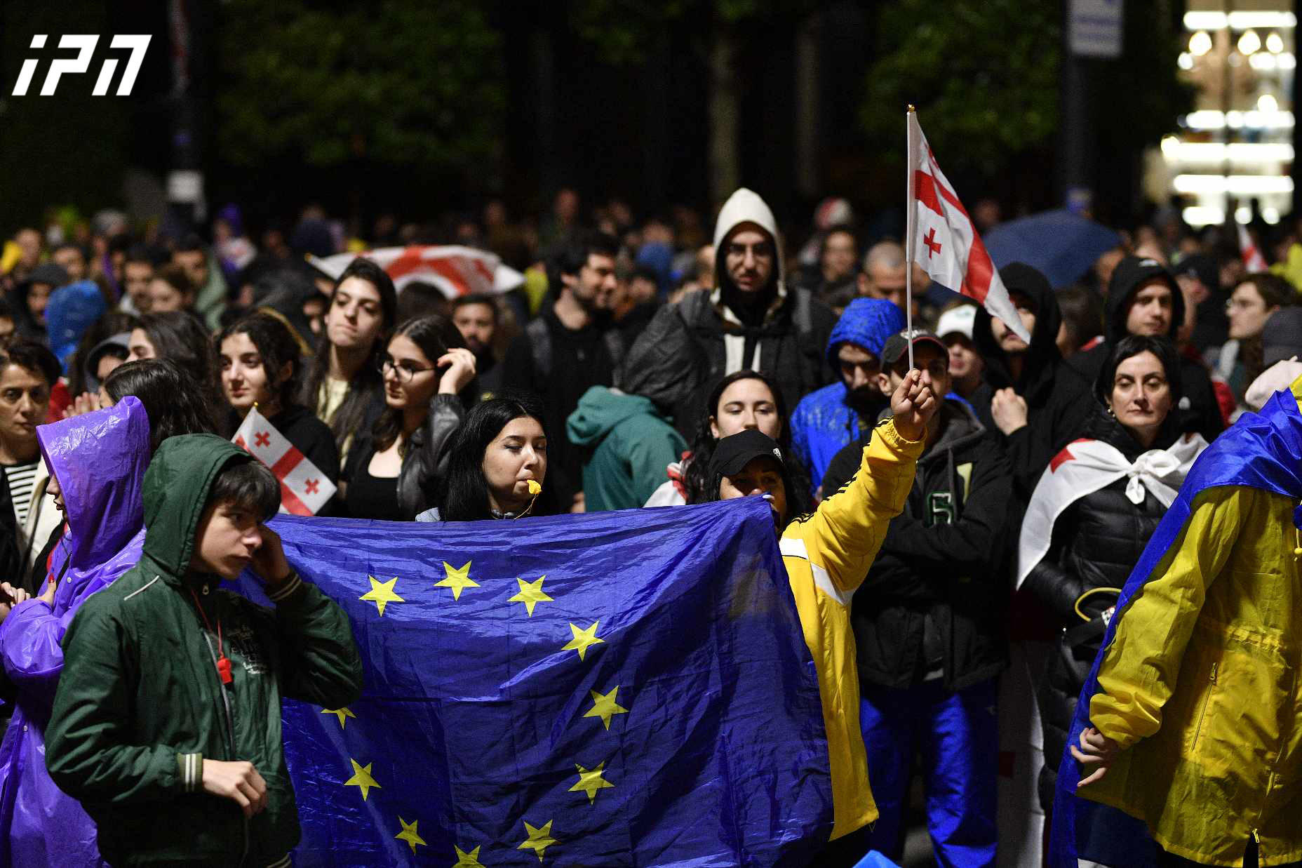 სხვადასხვა უნივერსიტეტის სტუდენტები პარლამენტის შენობასთან მიმდინარე აქციას მსვლელობით შეუერთდნენ