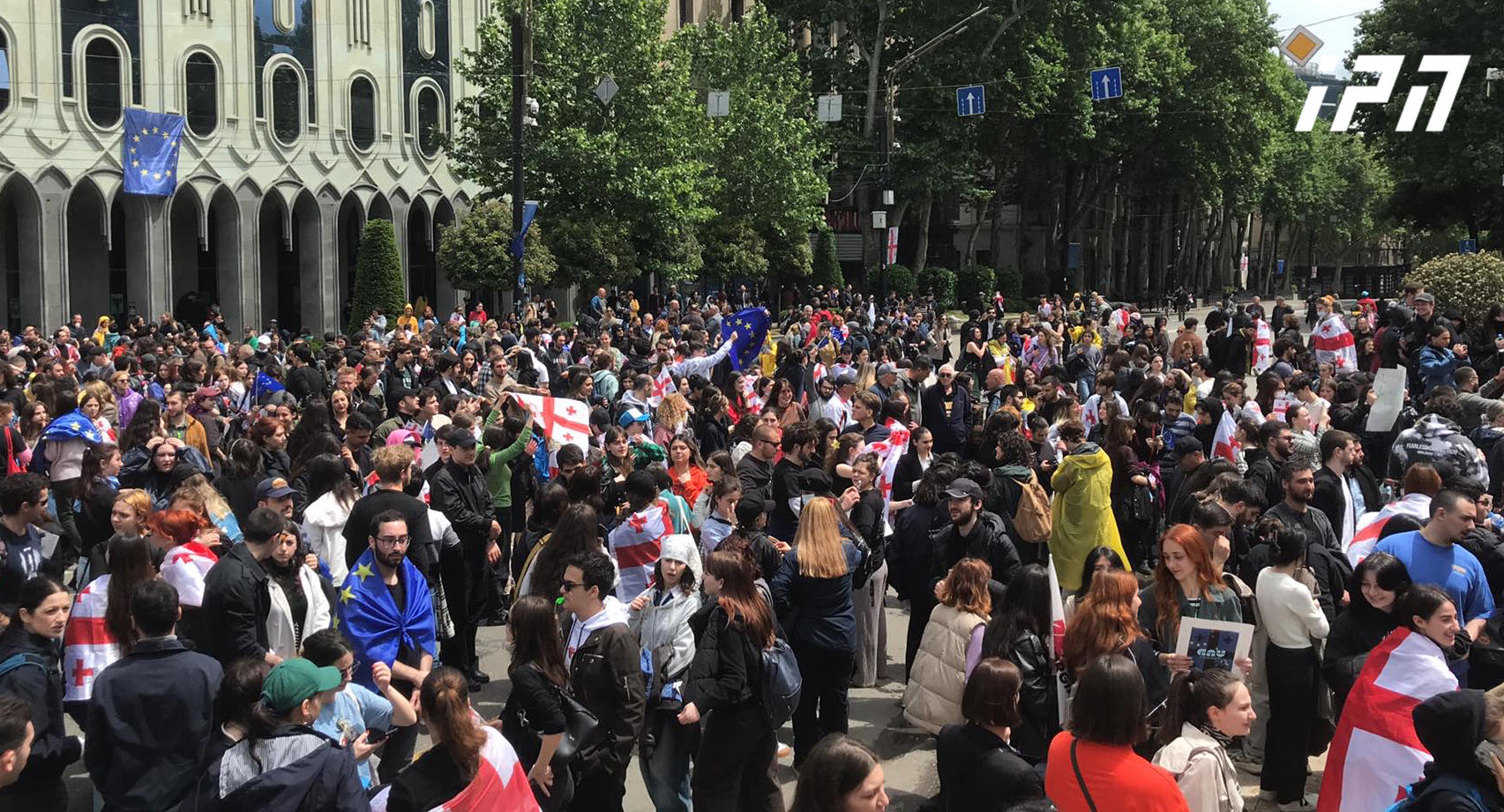 პარლამენტის წინ შეკრებილ აქციის მონაწილეებს სხვადასხვა უნივერსიტეტის სტუდენტების გაერთიანებულო კოლონა შეუერთდა