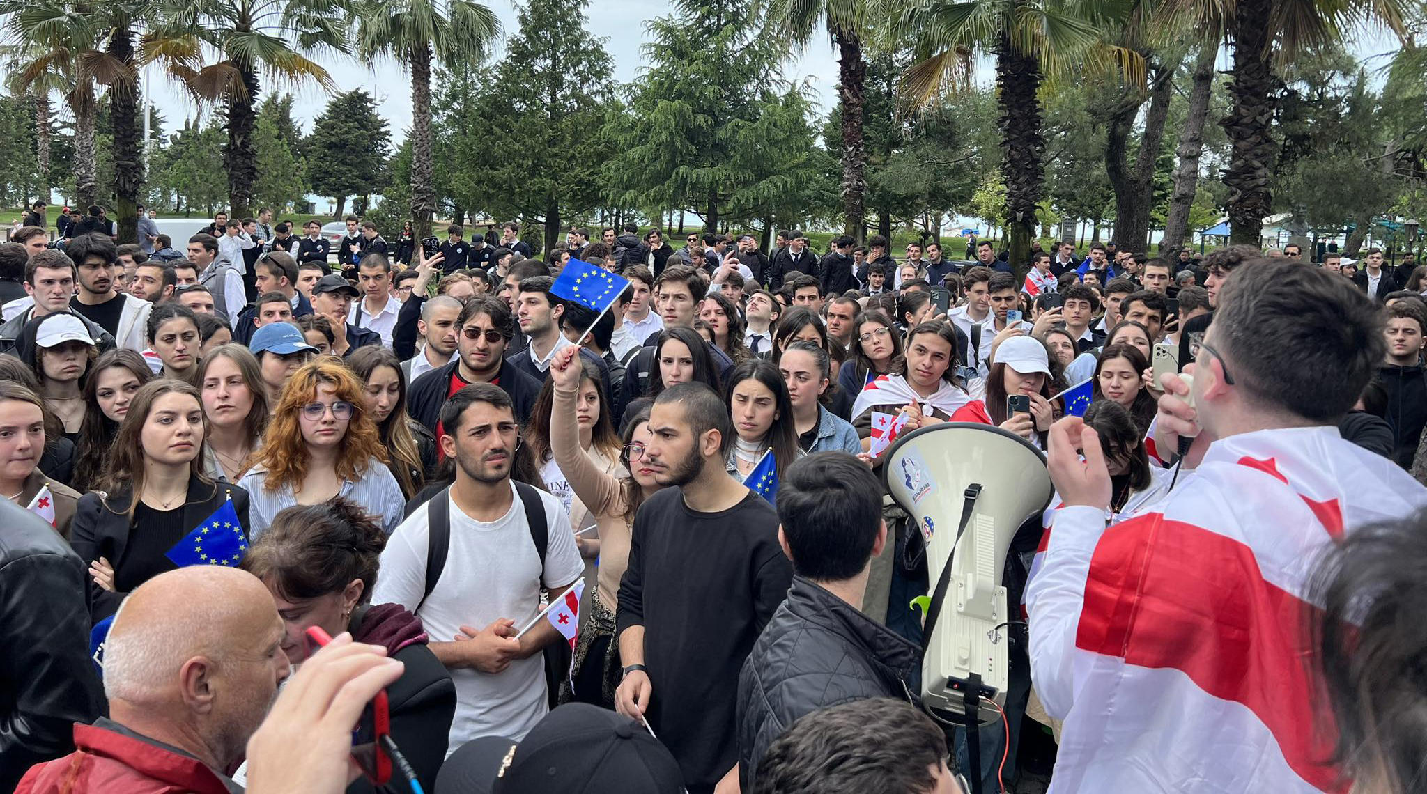 ბათუმის საზღვაო აკადემიასთან შეკრებილ სტუდენტებს, ბათუმის ხელოვნების უნივერსიტეტისა და გრიგოლ რობაქიძის სახელობის სასწავლებლები შეუერთდნენ